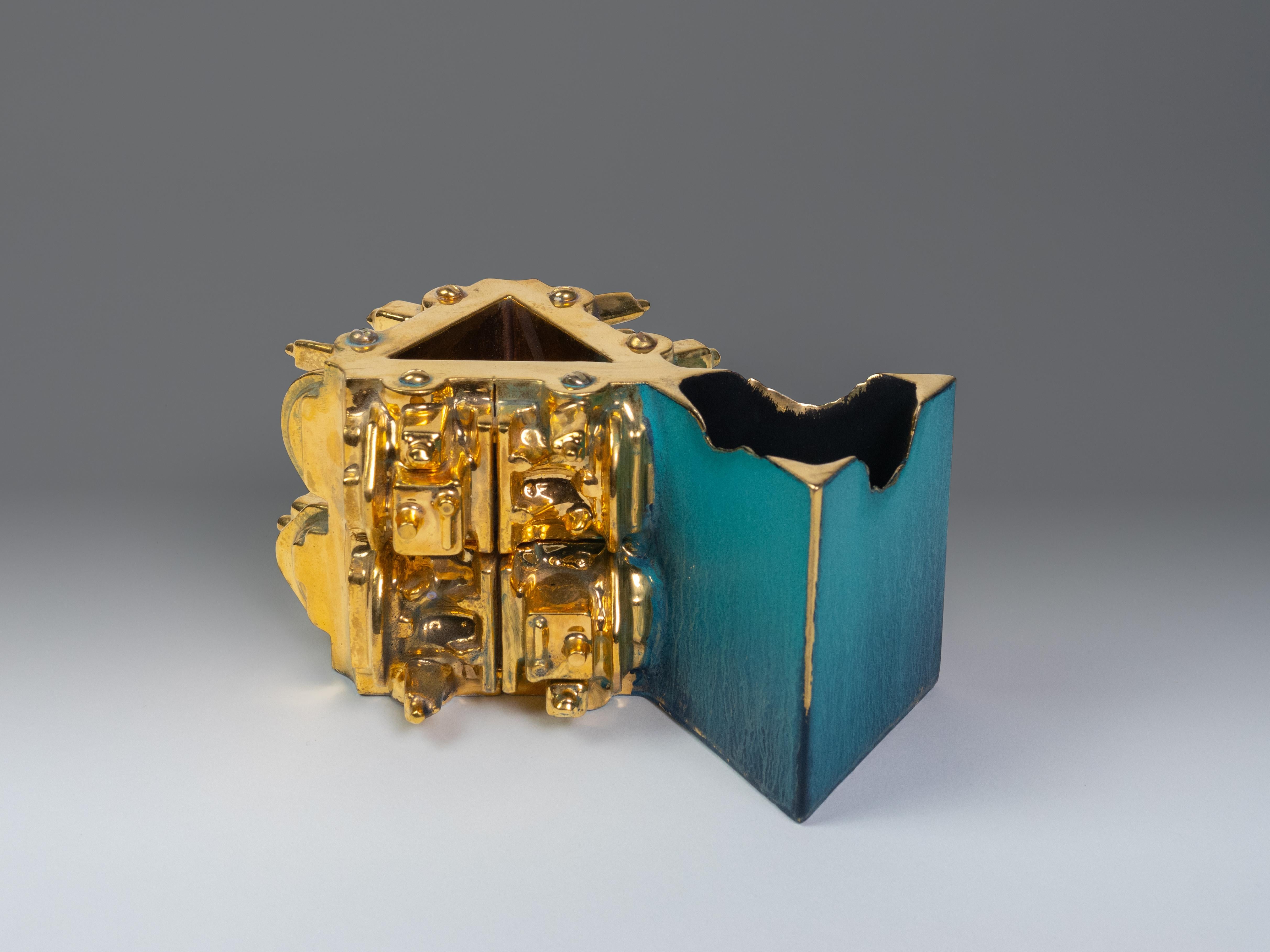 Steven Montgomery Abstract Sculpture – "Tasse mit Dreiecken", Contemporary, Keramik, Skulptur, Goldglanz, Glasur