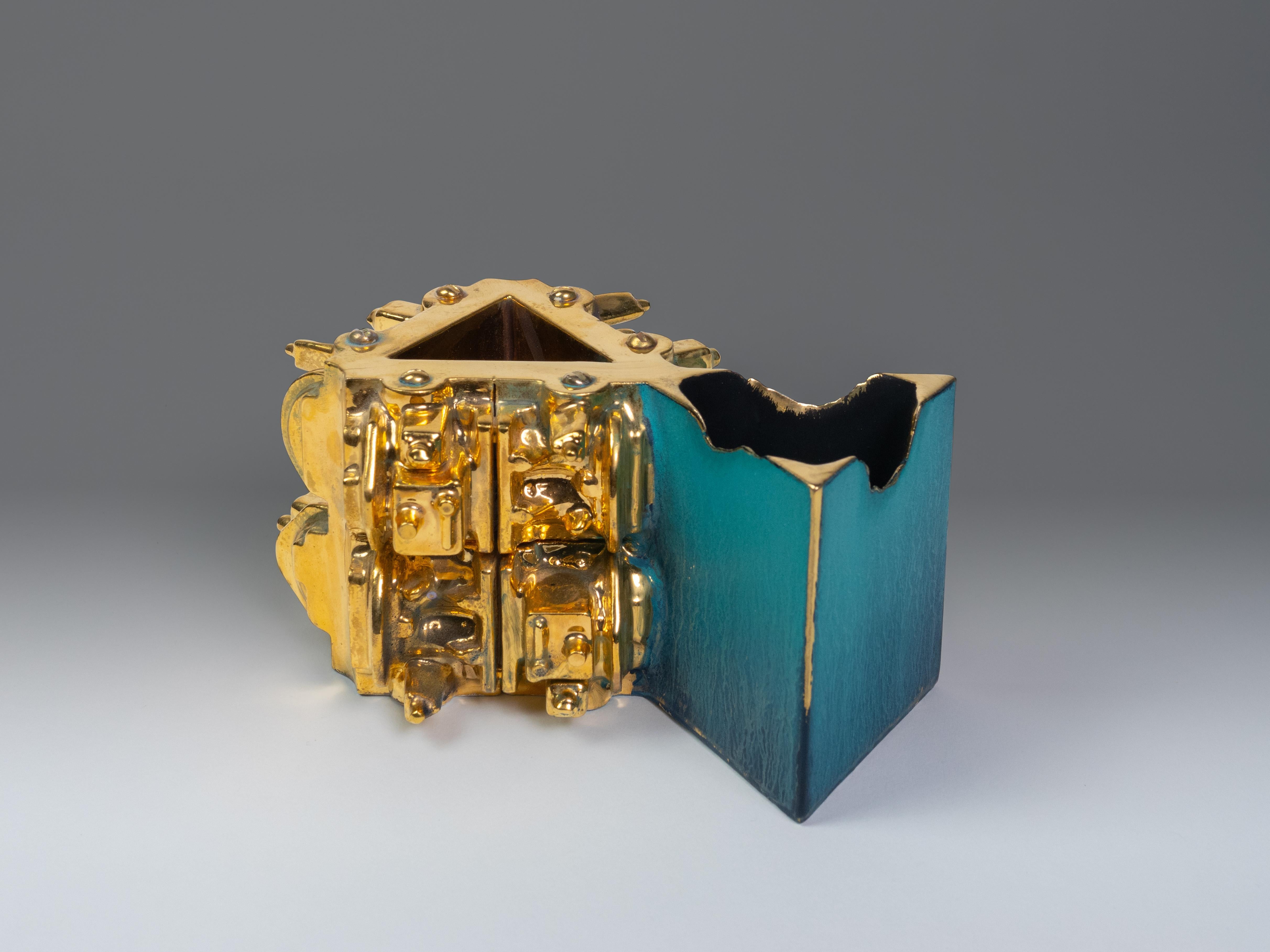 Crogiolo con triangoli, Steven Montgomery, 2024, Ceramica con smalto a lustro dorato