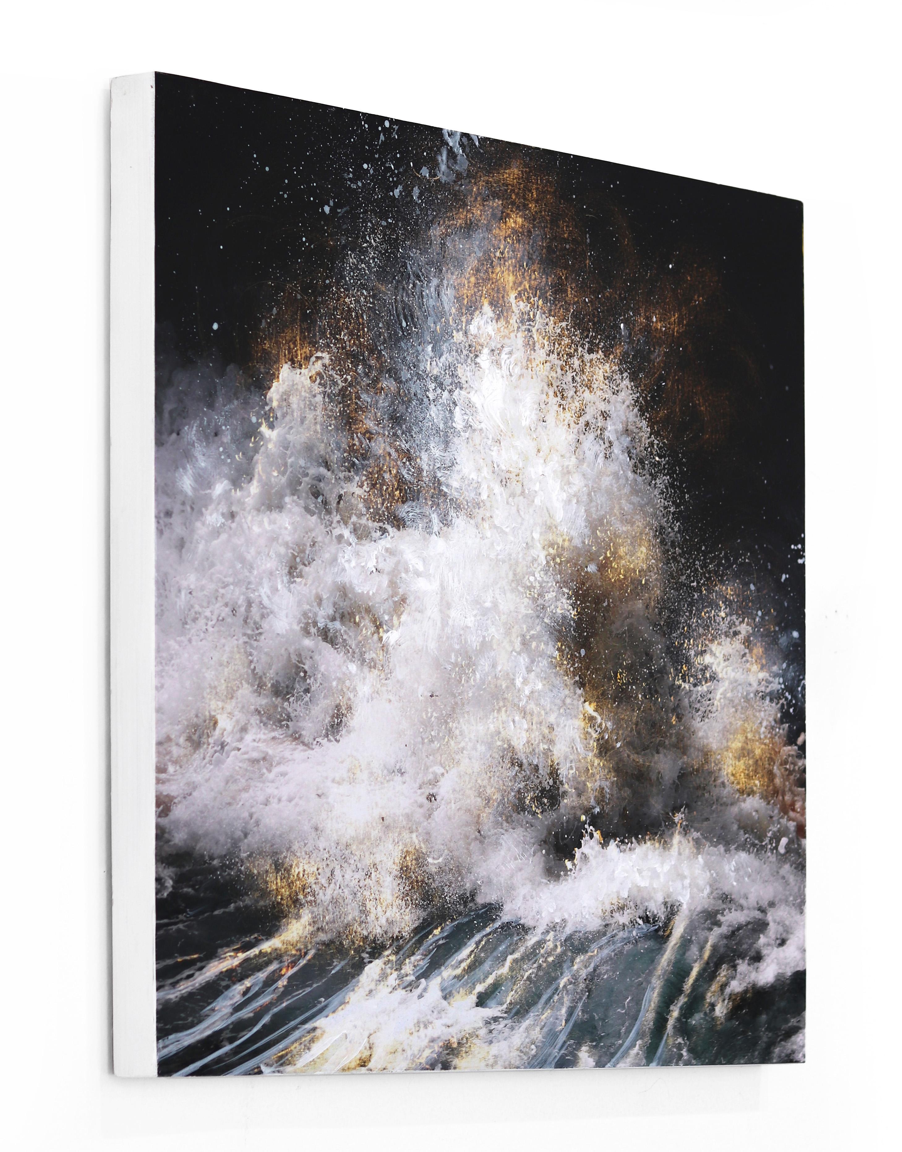 Heart & Soul Opens No. 4 – Fotorealistisches Gemälde mit kraftvollen Ozeanwellen im Angebot 1