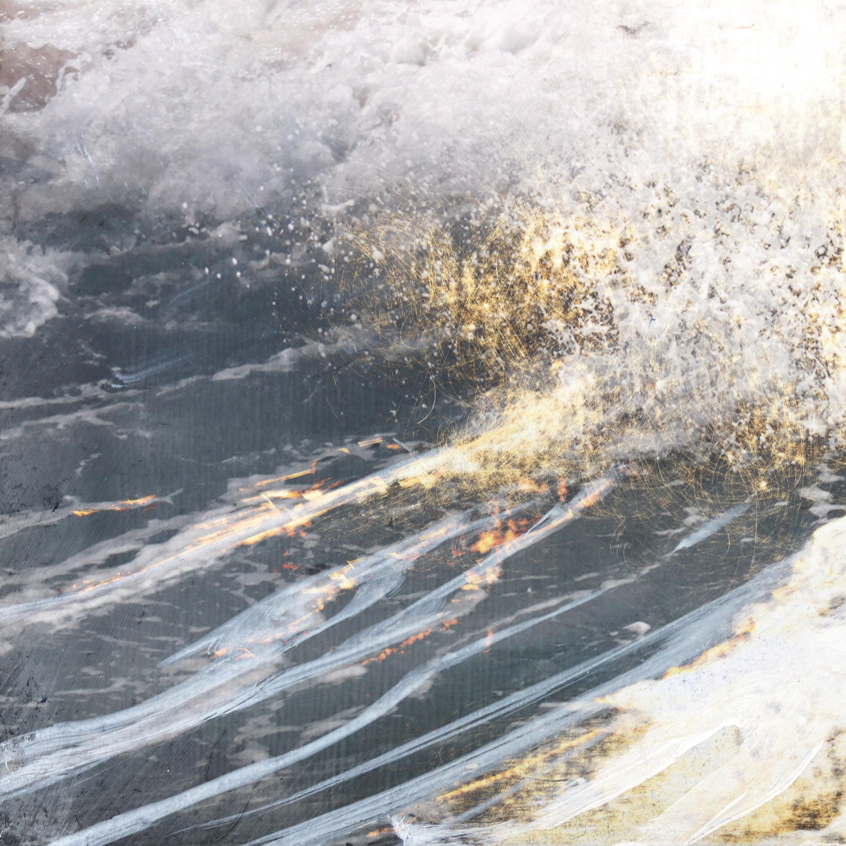 Heart & Soul Opens No. 4 – Fotorealistisches Gemälde mit kraftvollen Ozeanwellen im Angebot 4
