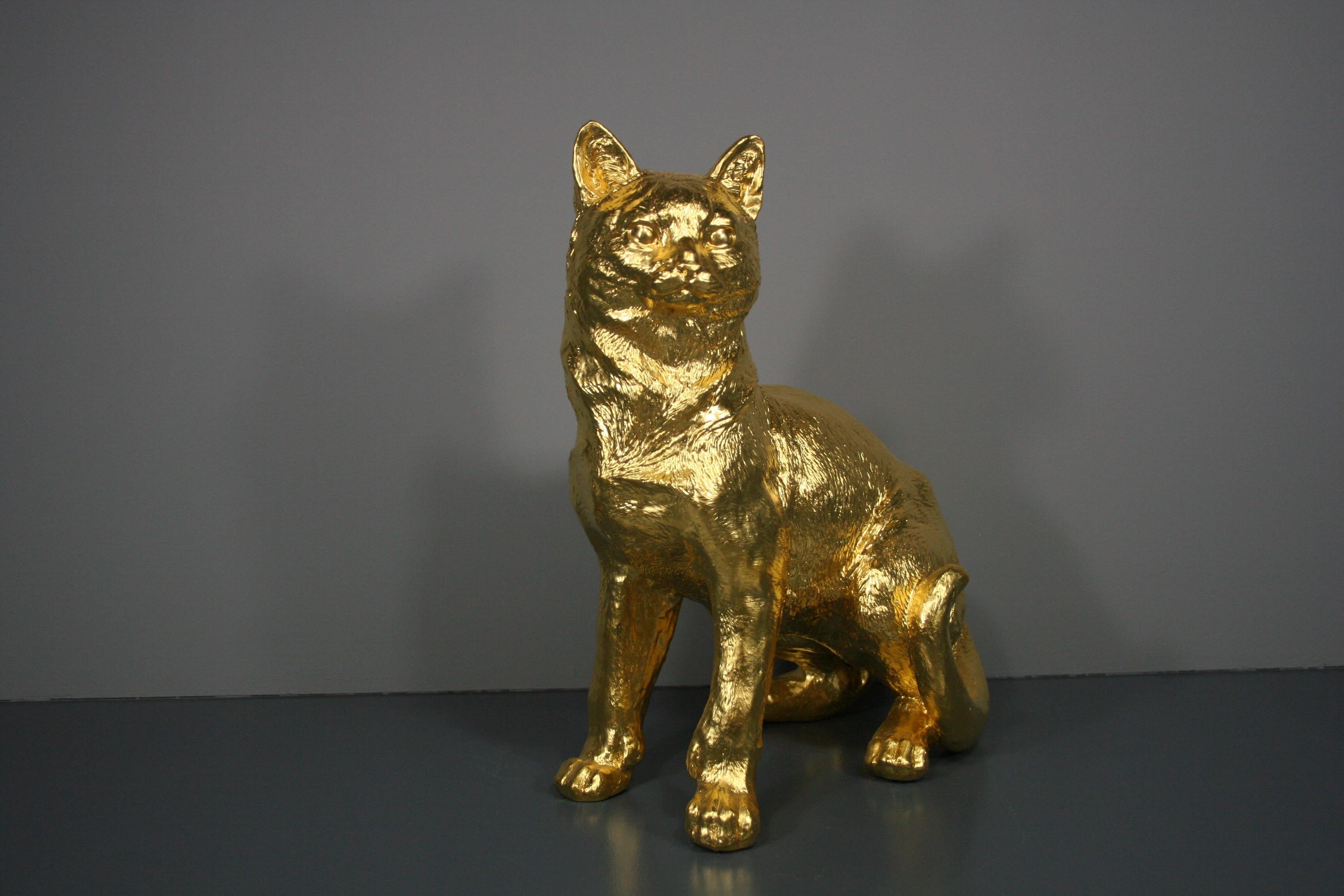 Goldenes Katzenpaar 24 Karat vergoldet – Sculpture von Steven