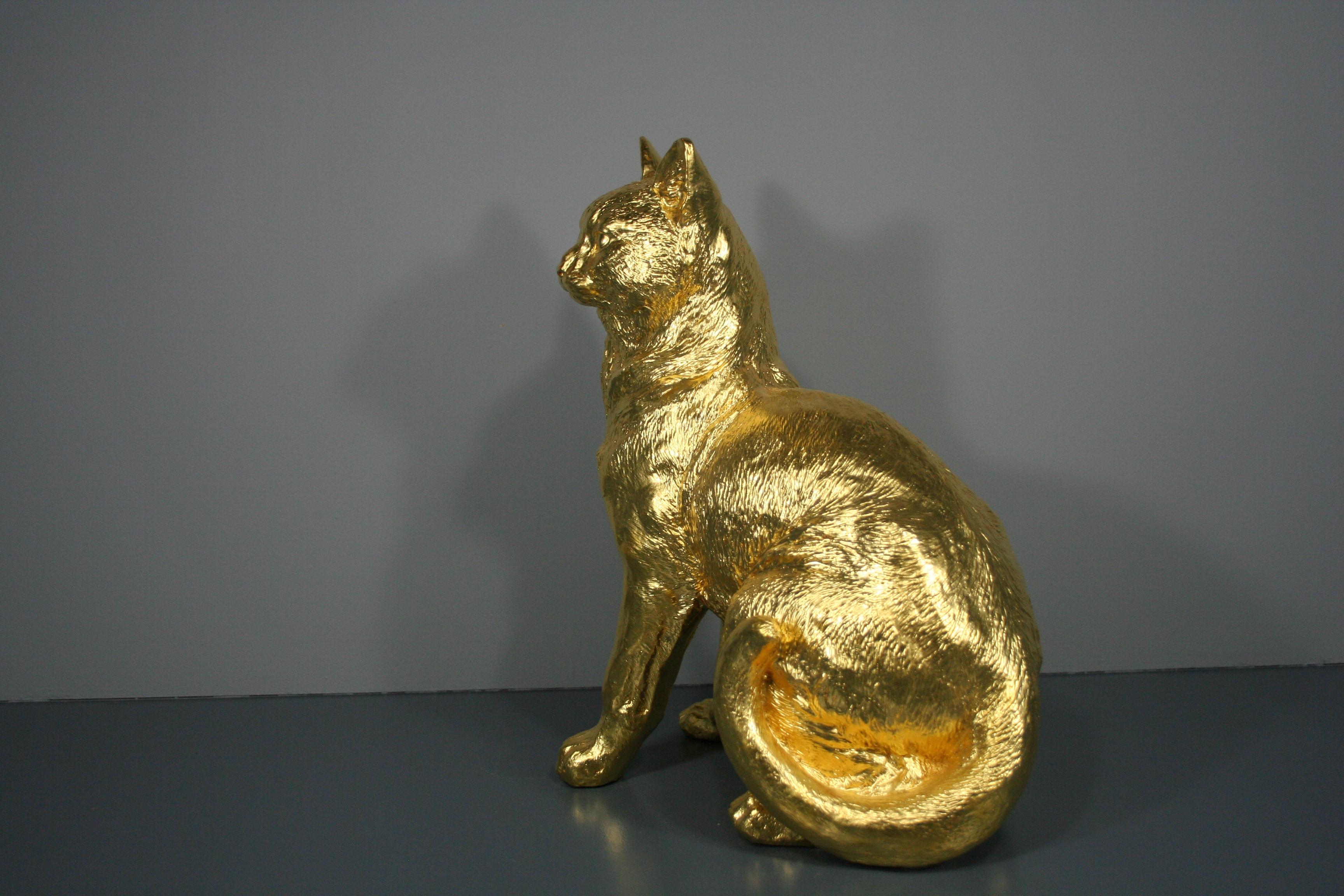 Paire de chats dorés et dorés 24 carats - Réalisme Sculpture par Steven