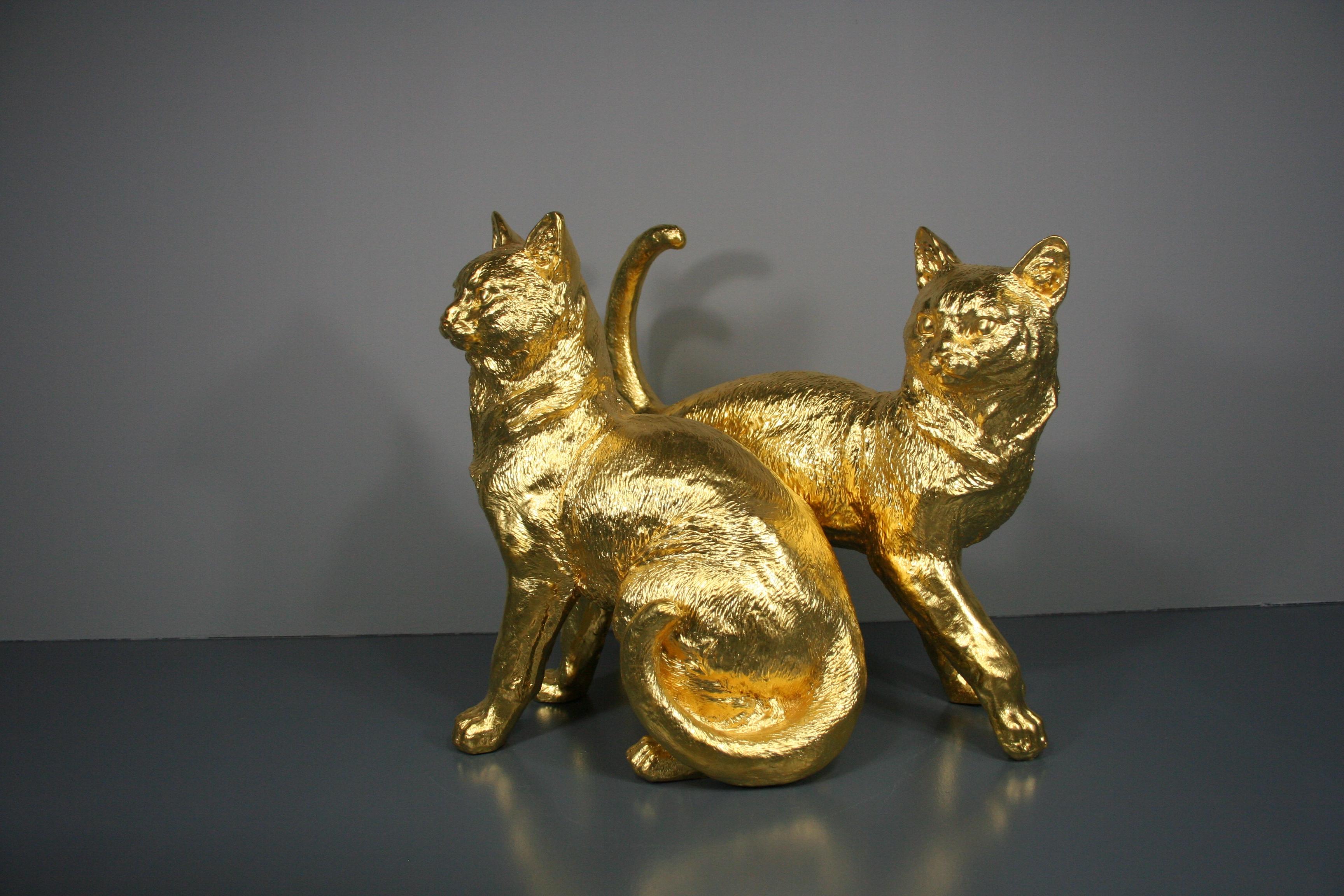 Figurative Sculpture Steven - Paire de chats dorés et dorés 24 carats