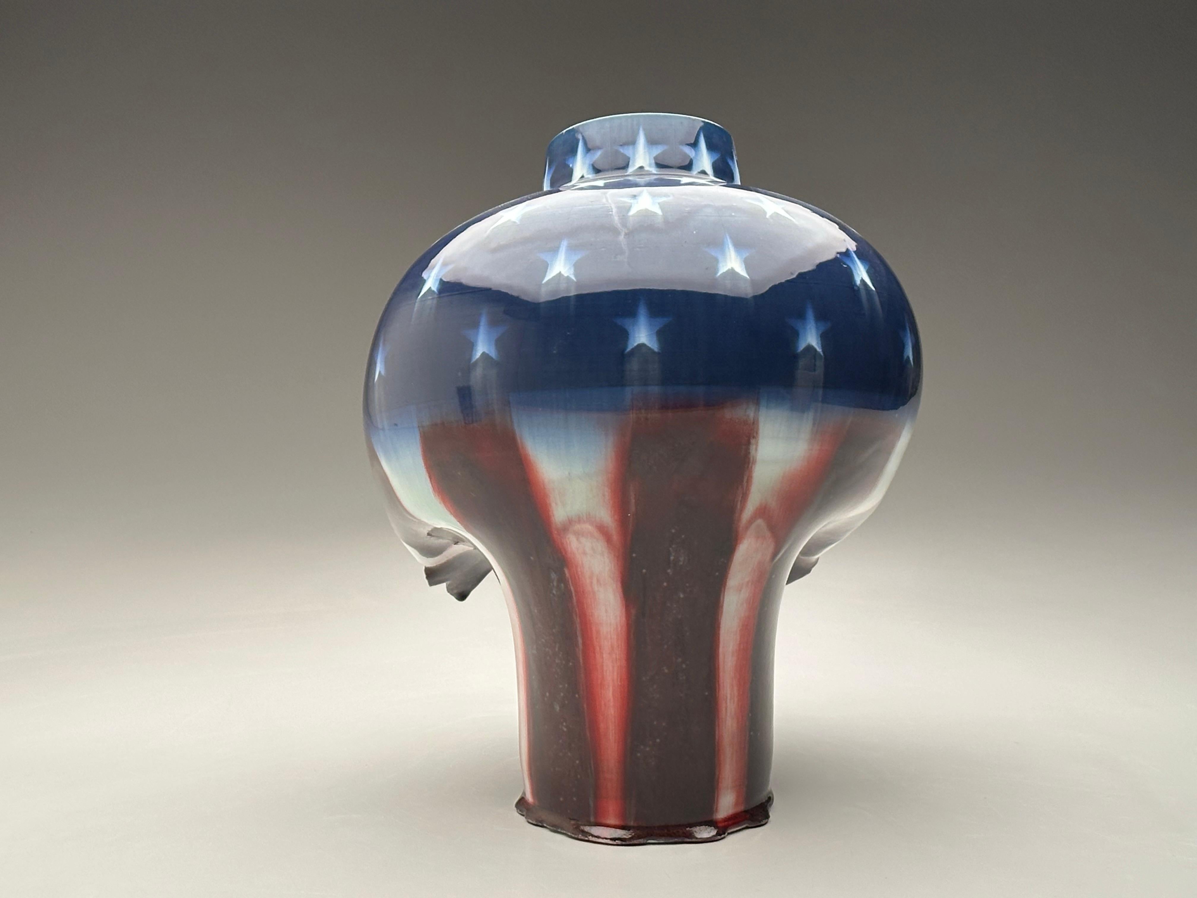 Escultura contemporánea de porcelana, forma de vasija tradicional coreana, deconstruida 

Steven Young Lee es el Director Artístico Residente de la Archie Bray Foundation de Helena, Montana. Nacido en Chicago, obtuvo su Máster en Cerámica en la