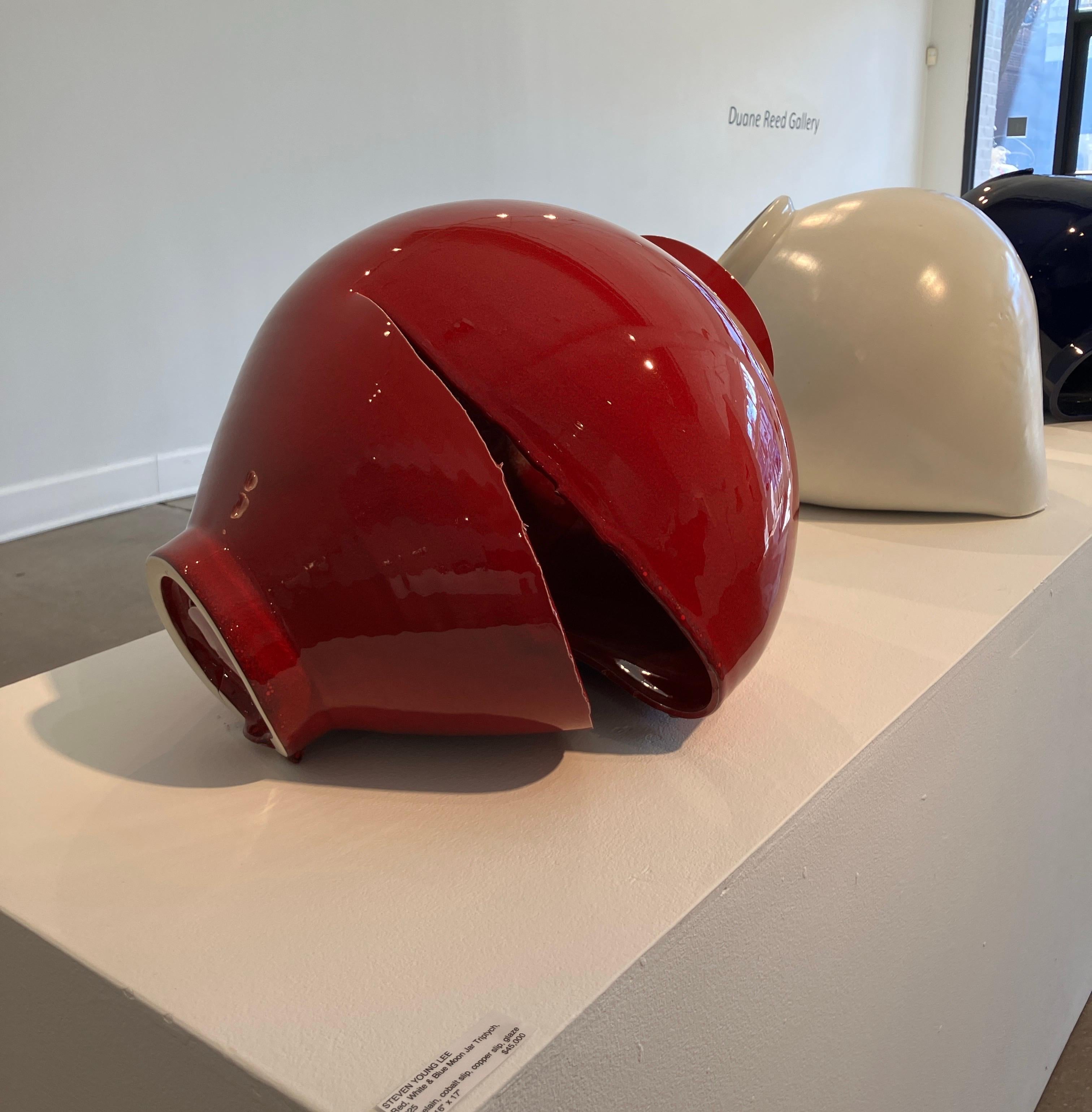 Zeitgenössische Porzellan-Skulptur Triptychon, rot-weiß-blaue koreanische Gefäßform im Angebot 1