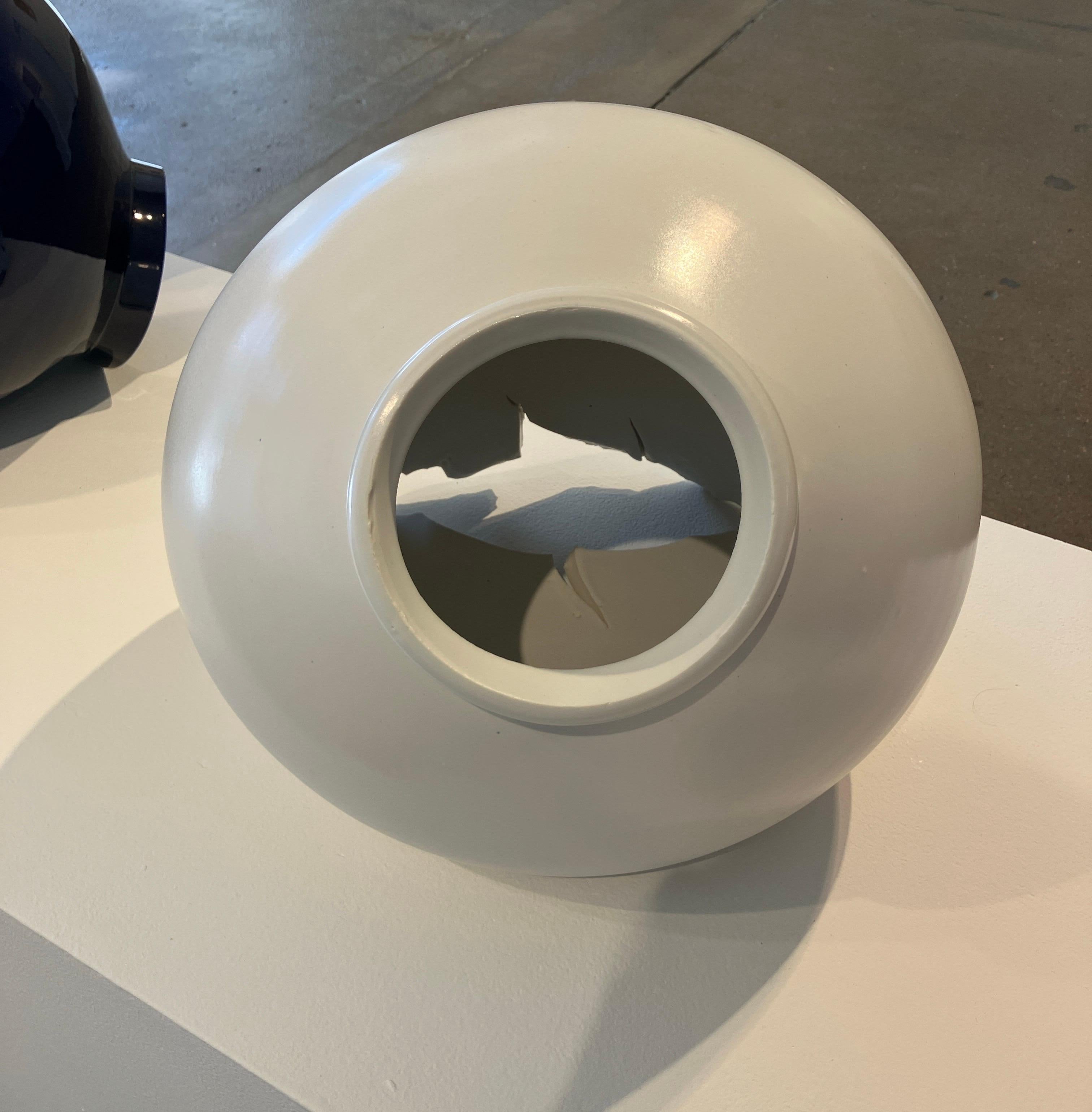 Zeitgenössische Porzellan-Skulptur Triptychon, rot-weiß-blaue koreanische Gefäßform im Angebot 4