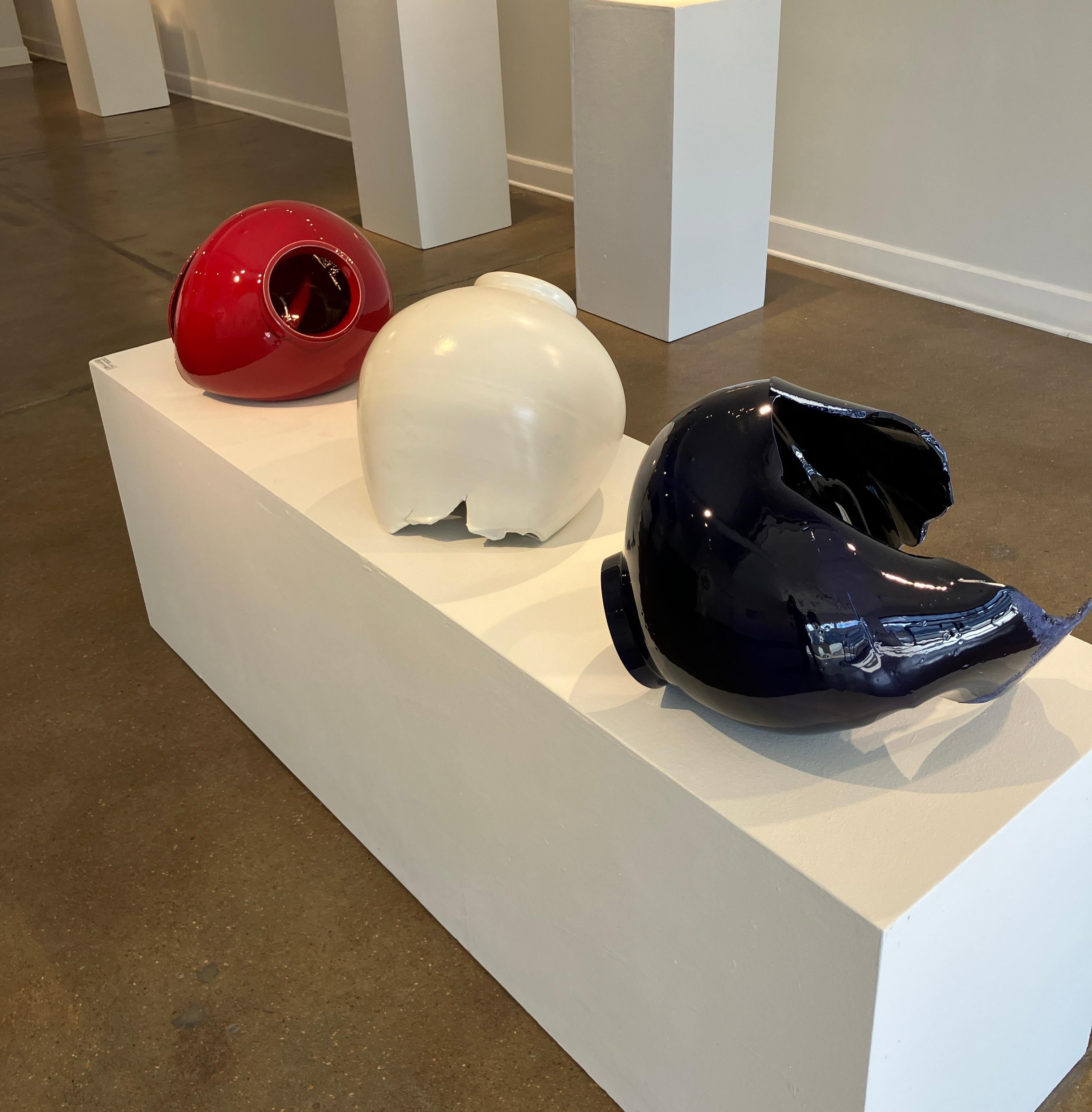Zeitgenössische Porzellan-Skulptur Triptychon, rot-weiß-blaue koreanische Gefäßform – Sculpture von Steven Young Lee