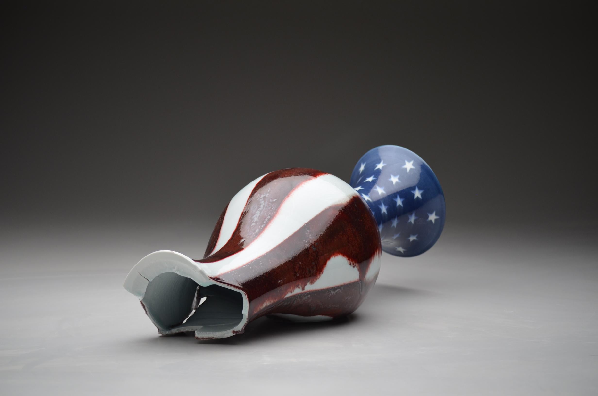 Zeitgenössische Porzellangefäßform, dekonstruiert, skulptural, glasierte Oberfläche – Sculpture von Steven Young Lee