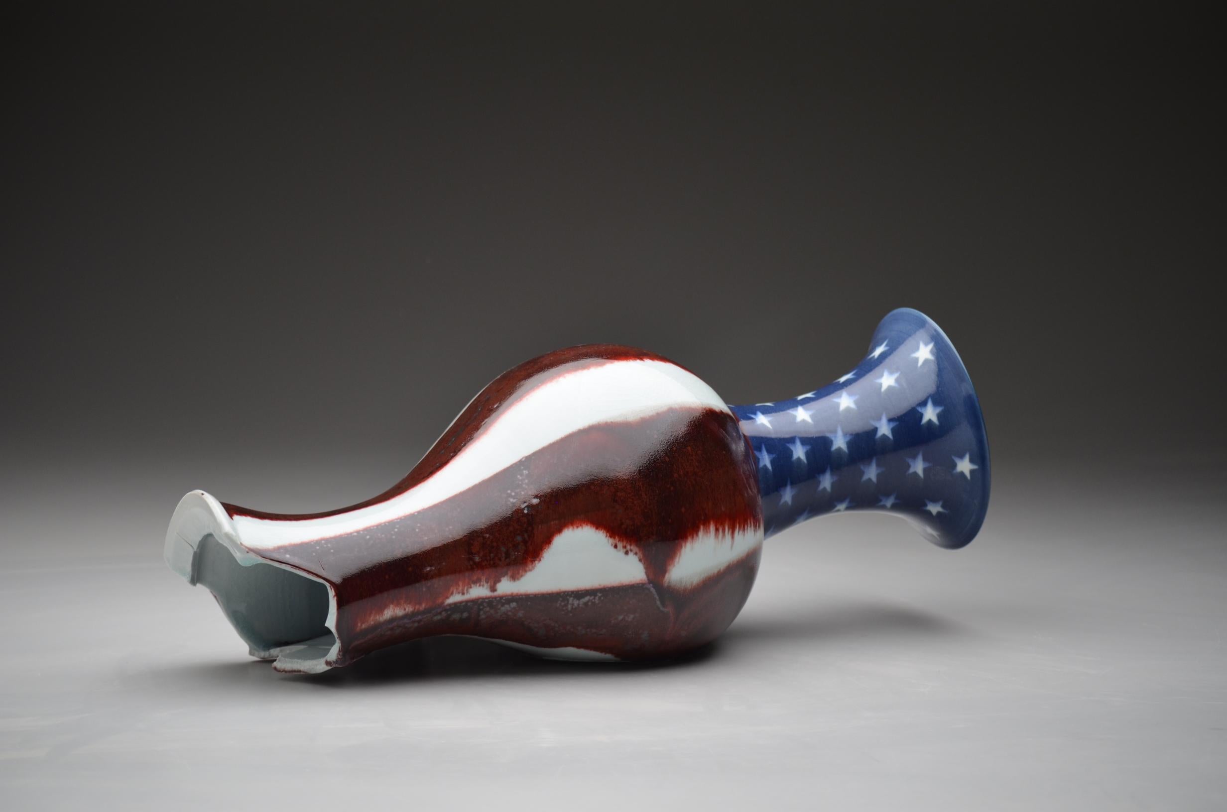 Zeitgenössische Porzellangefäßform, dekonstruiert, skulptural, glasierte Oberfläche (Schwarz), Abstract Sculpture, von Steven Young Lee