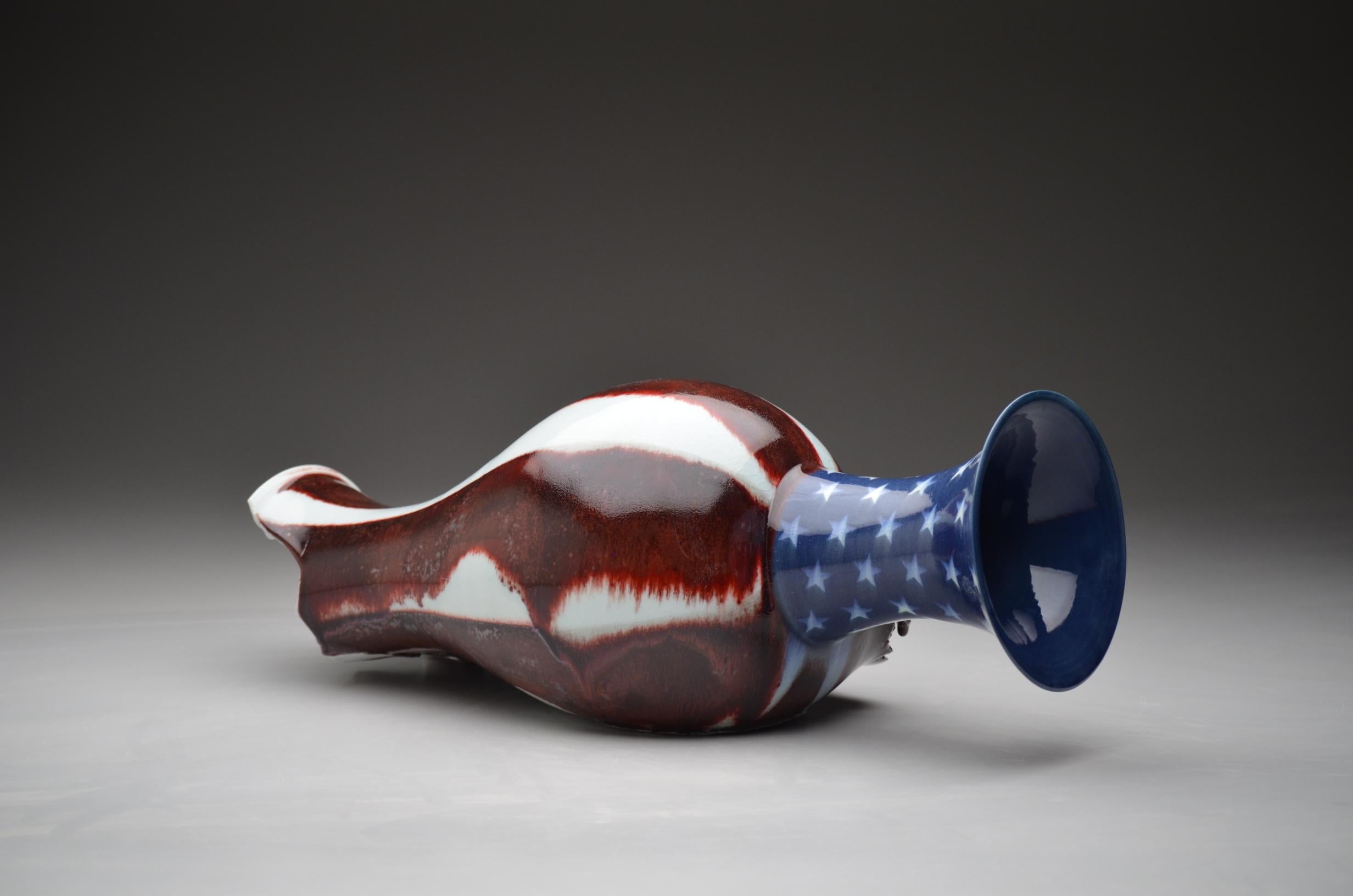 Zeitgenössische Porzellangefäßform, dekonstruiert, skulptural, glasierte Oberfläche

Steven Young Lee ist der Direktor der Archie Bray Foundation in Helena, Montana. Der aus Chicago stammende Künstler erhielt seinen MFA in Keramik am New York State