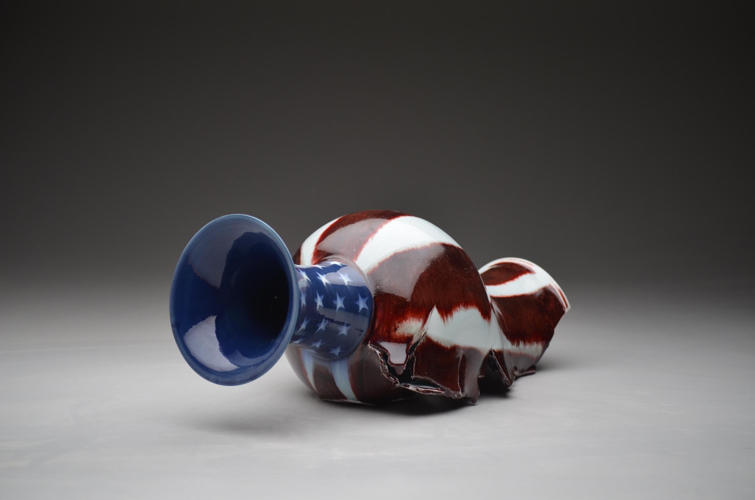 Zeitgenössische Porzellangefäßform, dekonstruiert, skulptural, glasierte Oberfläche im Angebot 1