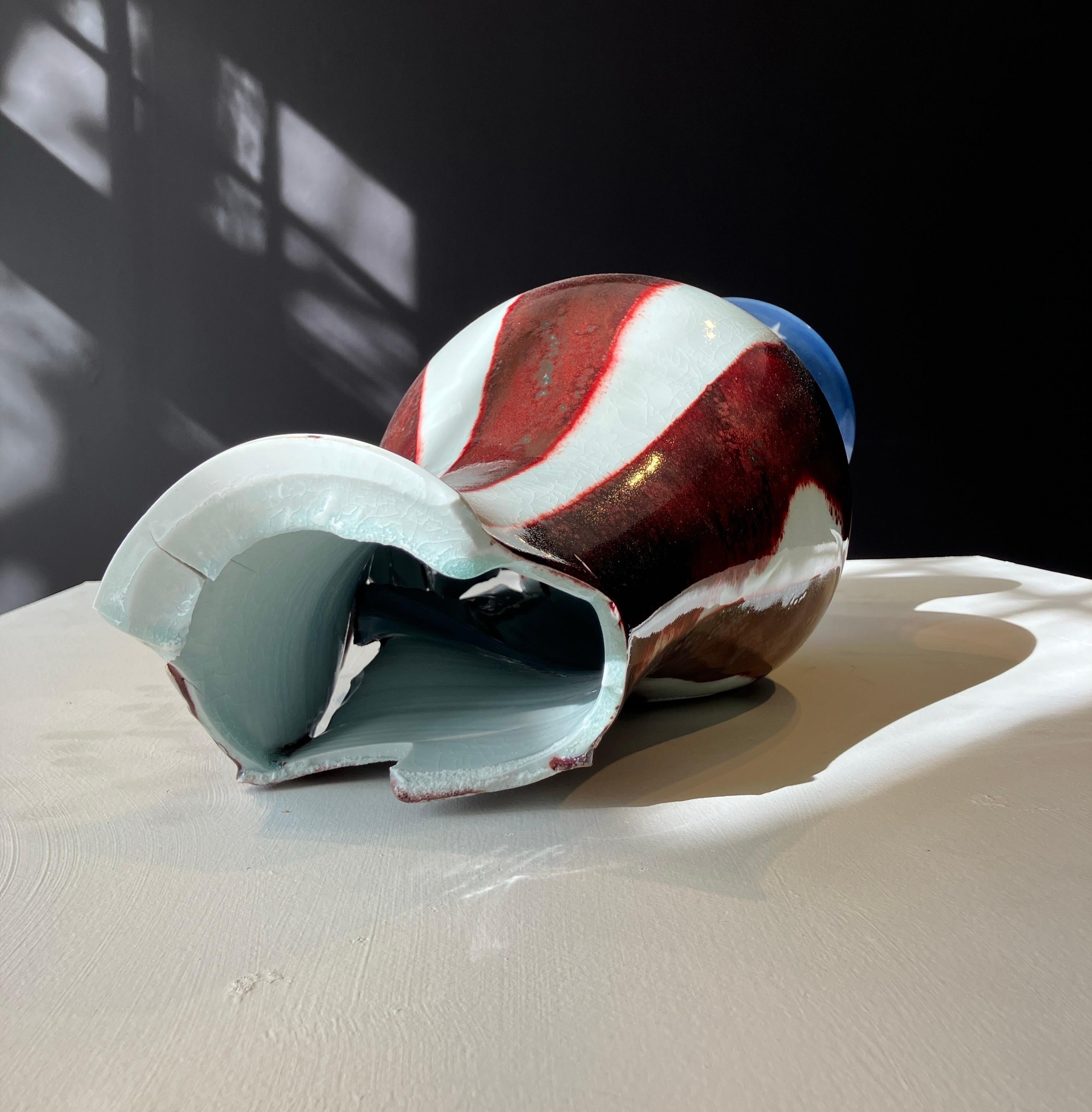 Zeitgenössische Porzellangefäßform, dekonstruiert, skulptural, glasierte Oberfläche im Angebot 3