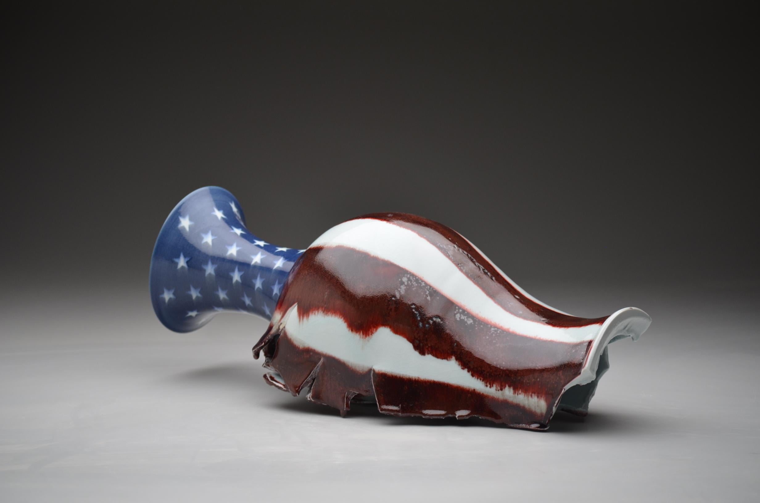 Zeitgenössische Porzellangefäßform, dekonstruiert, skulptural, glasierte Oberfläche