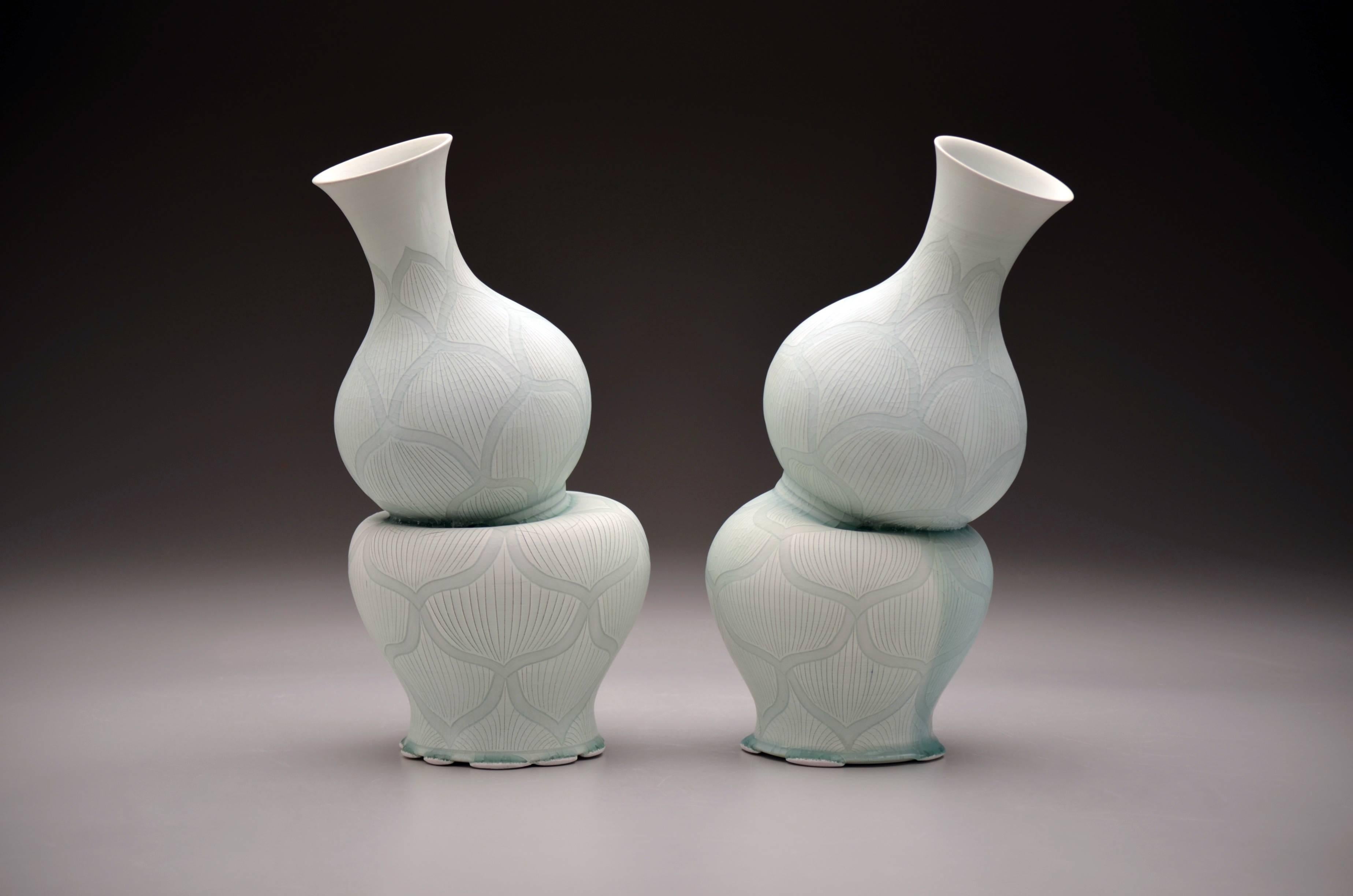 Jarrones de calabaza con motivo de loto, Steven Young Lee, 2016, Pareja de cerámica esmaltada en venta 1