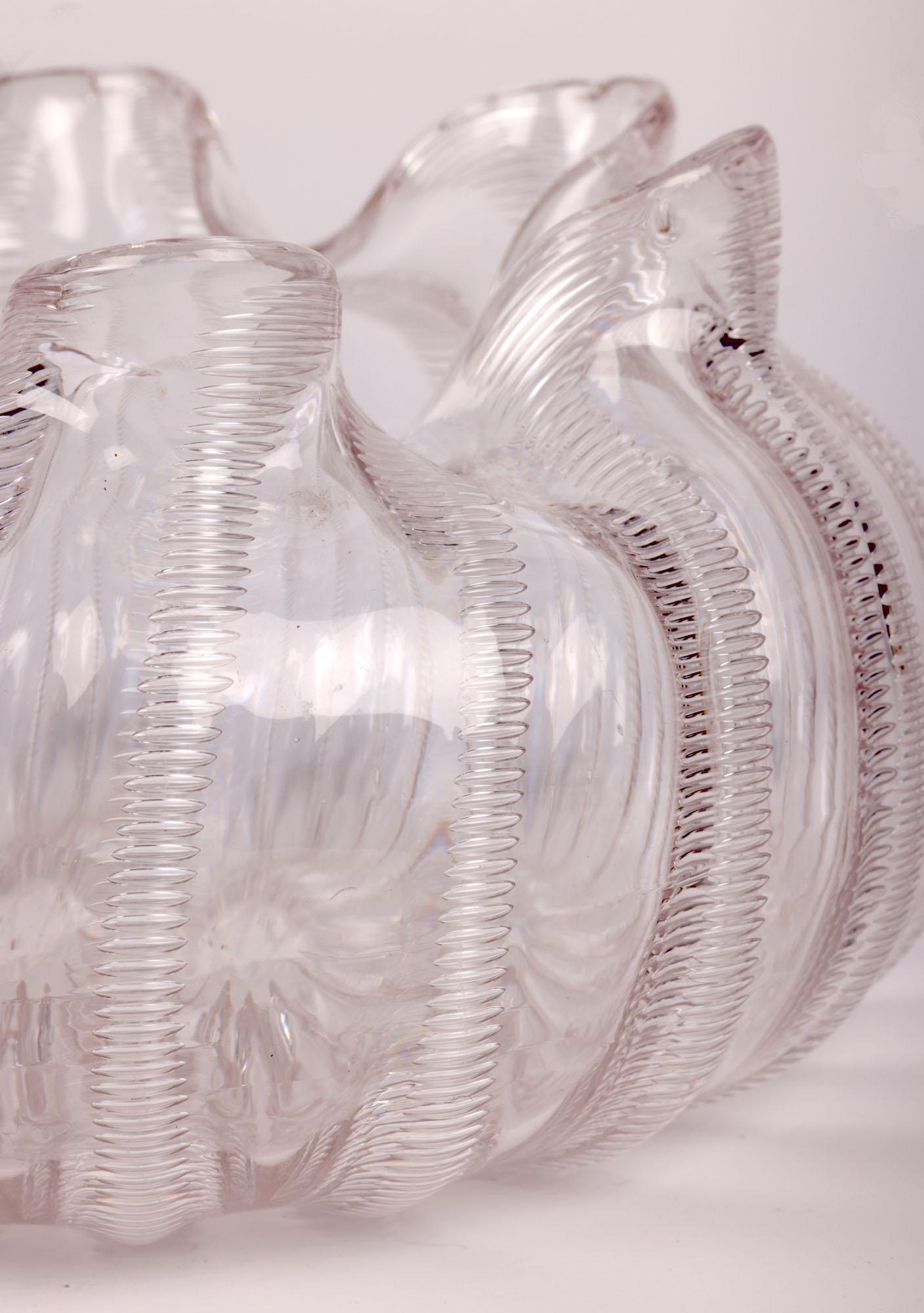 Eine qualitativ hochwertige englische Glasschale mit Jewell-Muster von Stevens & Williams, einem renommierten Glashersteller aus Stourbridge, datiert 1886. Die Kristallglasschale hat eine breite, runde Form und ist mundgeblasen mit einem leichten