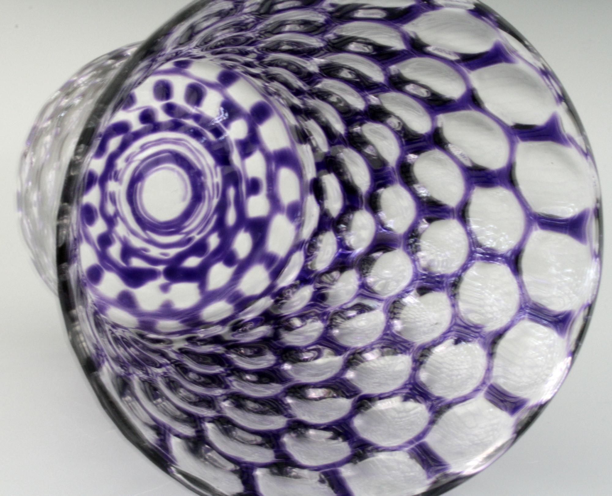Vase en forme de seau en verre optique flashé violet attribué à Stevens & Williams en vente 2