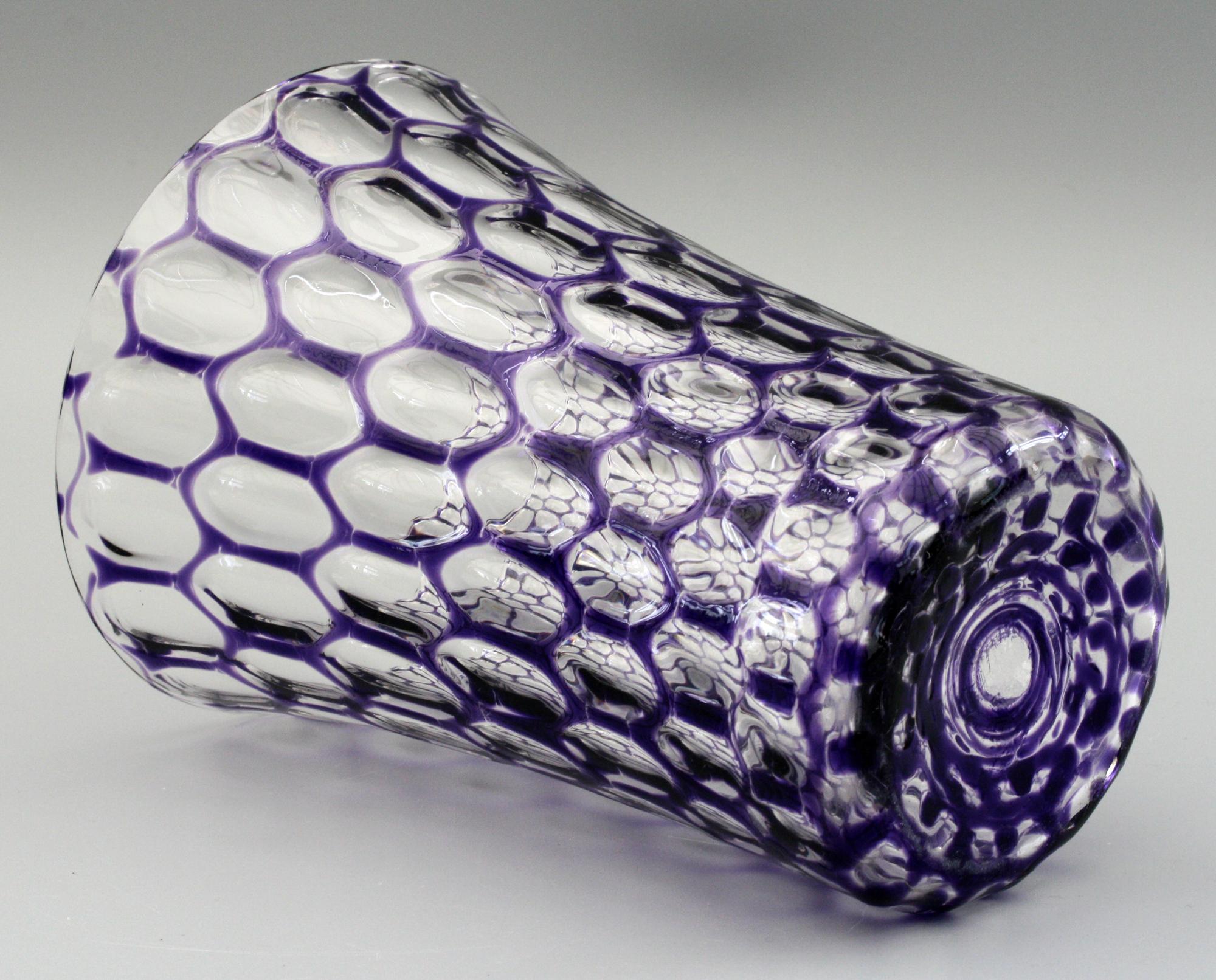 Un exceptionnel vase ancien en verre d'art optique à reflets violets datant probablement de la fin du 19e siècle et attribué à Stevens & Williams. Ce vase en forme de seau, d'une qualité exceptionnelle, a un sommet légèrement évasé avec un