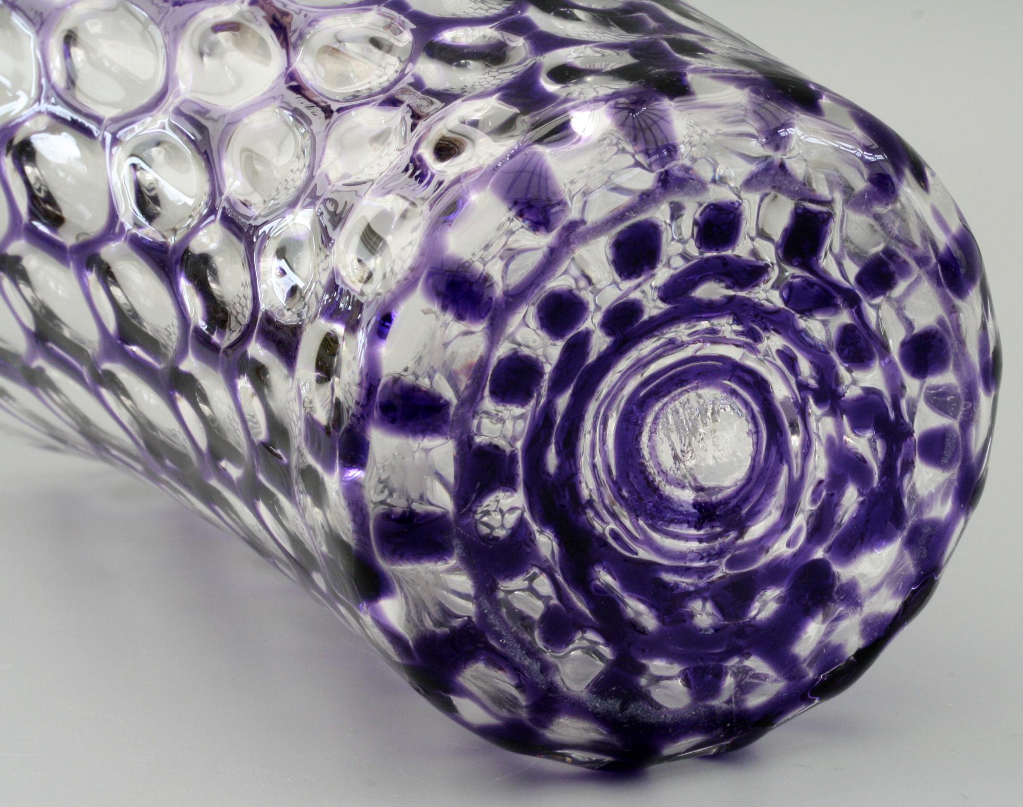 Arts and Crafts William Stevens & Williams ha attribuito un vaso in vetro ottico a forma di secchiello con riflessi viola in vendita