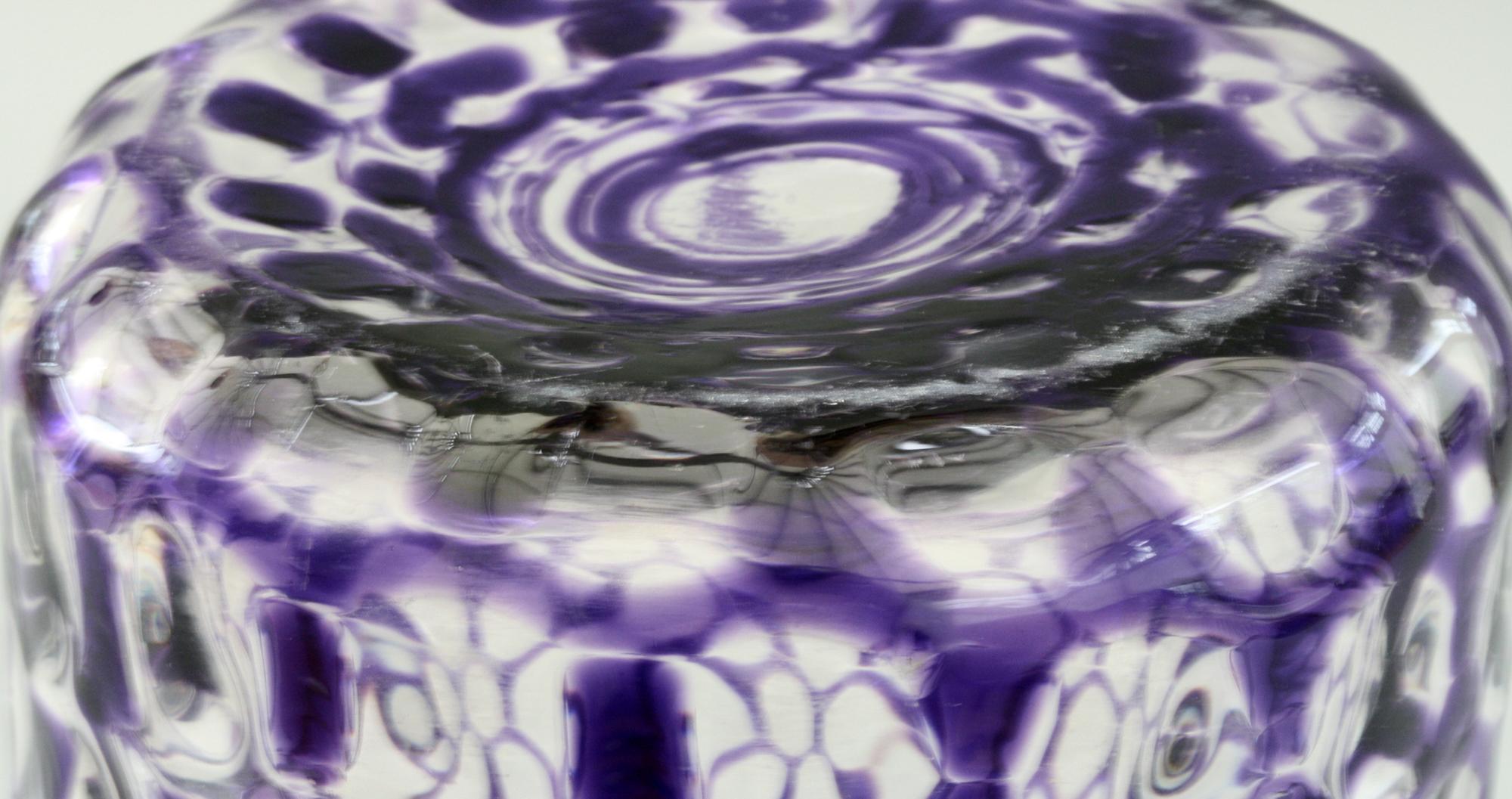 Anglais Vase en forme de seau en verre optique flashé violet attribué à Stevens & Williams en vente