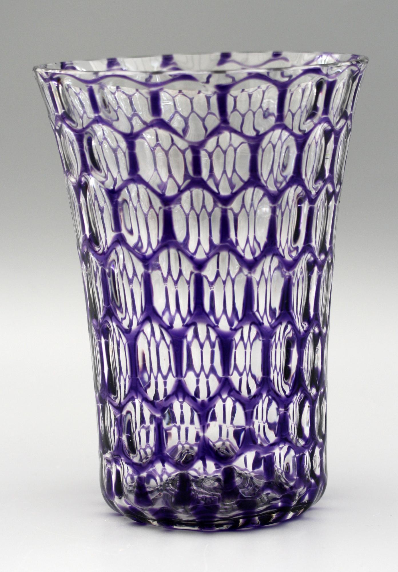 William Stevens & Williams ha attribuito un vaso in vetro ottico a forma di secchiello con riflessi viola In condizioni buone in vendita a Bishop's Stortford, Hertfordshire