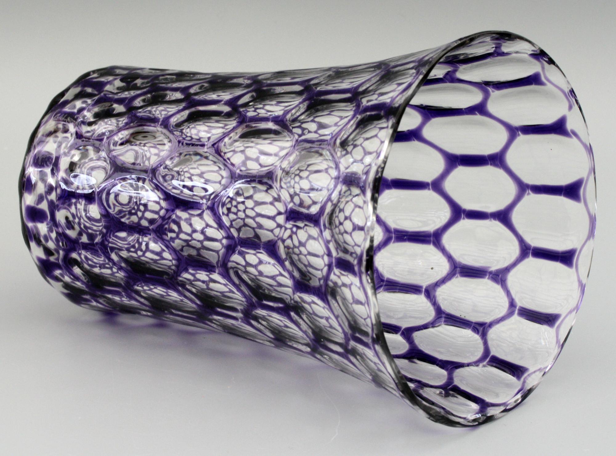 Vase en forme de seau en verre optique flashé violet attribué à Stevens & Williams en vente 1