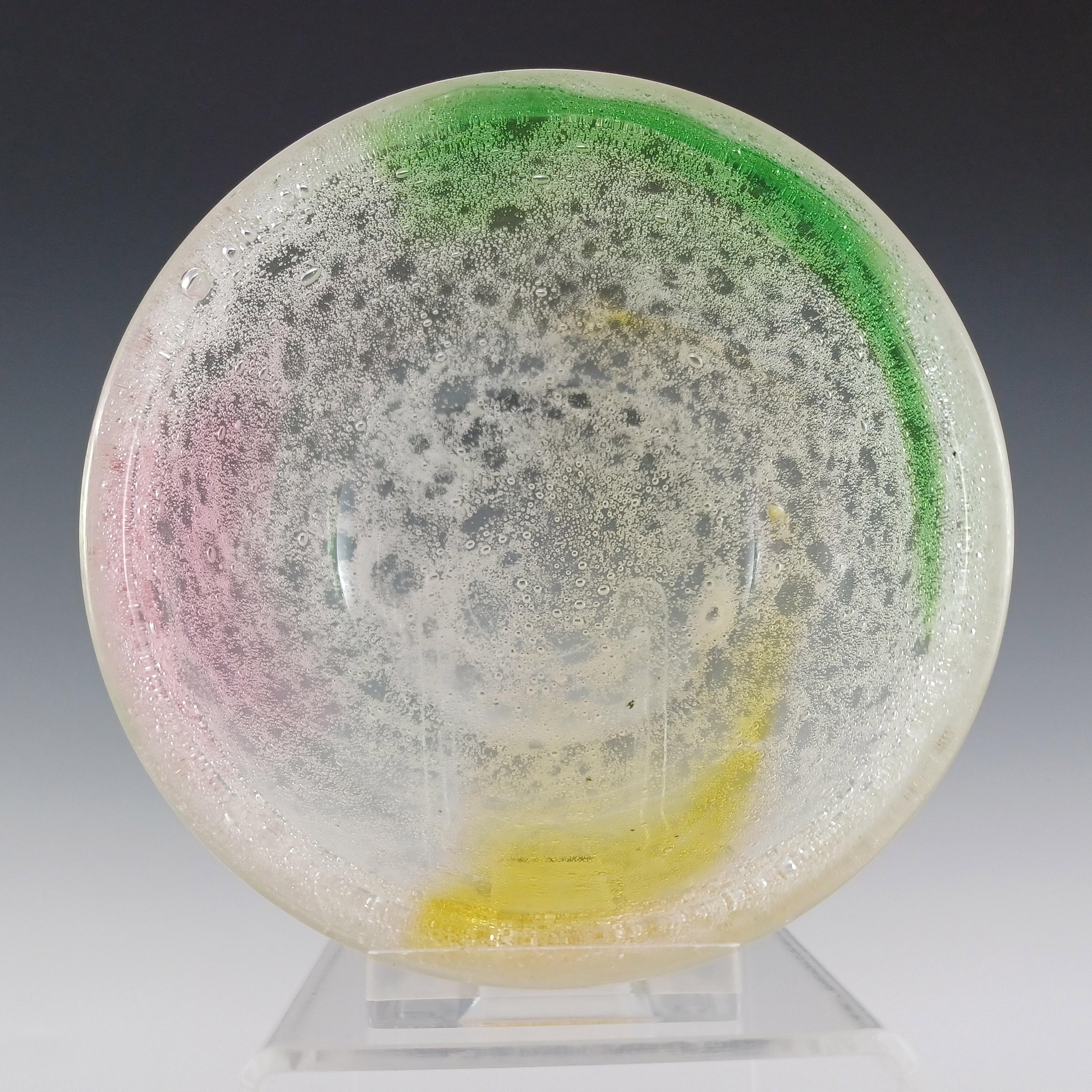 Un magnifique bol britannique en verre à bulles avec des taches vertes, jaunes et roses. Attribué à Stevens & Williams, plus tard connu sous le nom de Royal Brierley, d'après des sources en ligne, ce que j'essaie actuellement de confirmer. Nous
