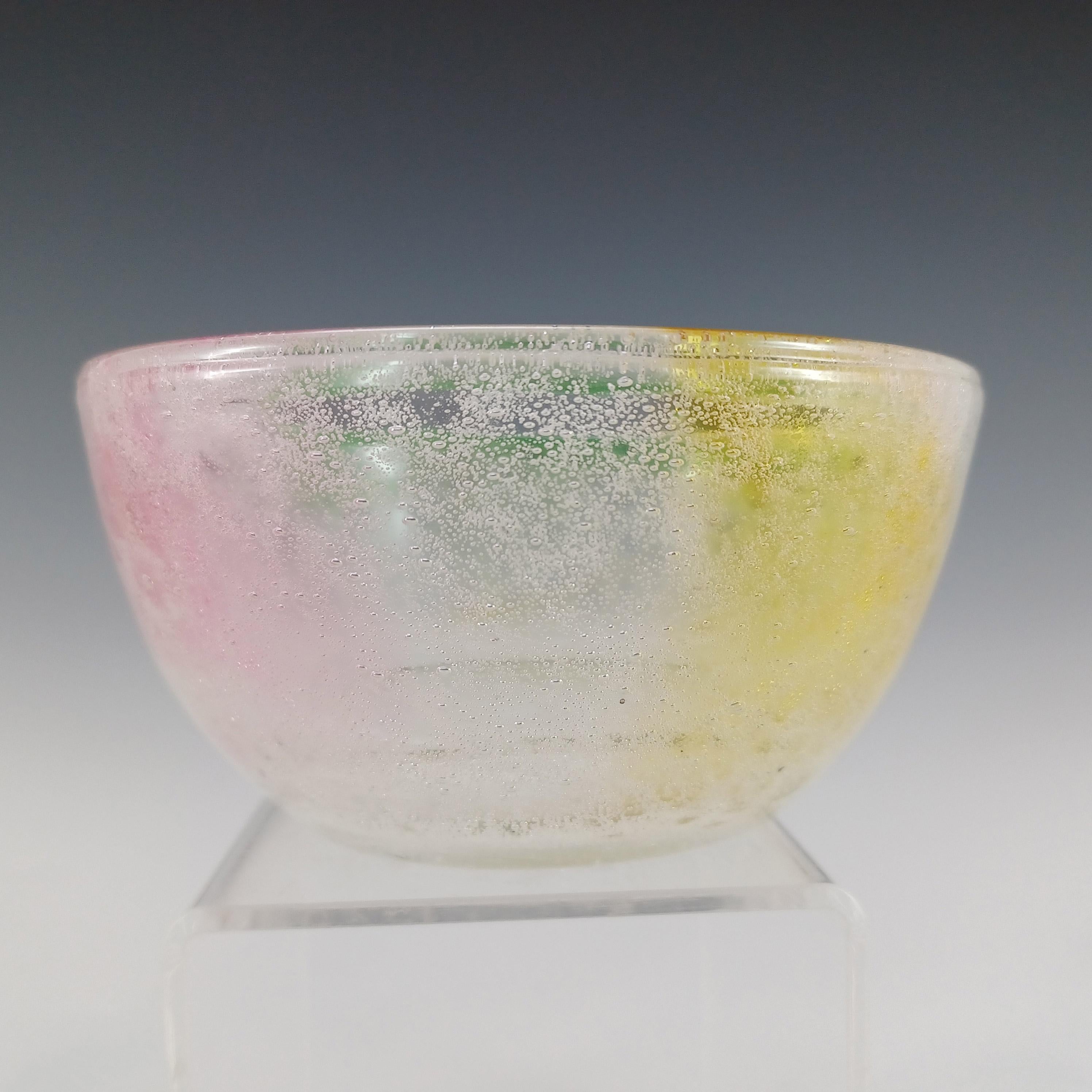 Mid-Century Modern Stevens & Williams ? Bol en verre Bubbly Rainbow du milieu du siècle en vente