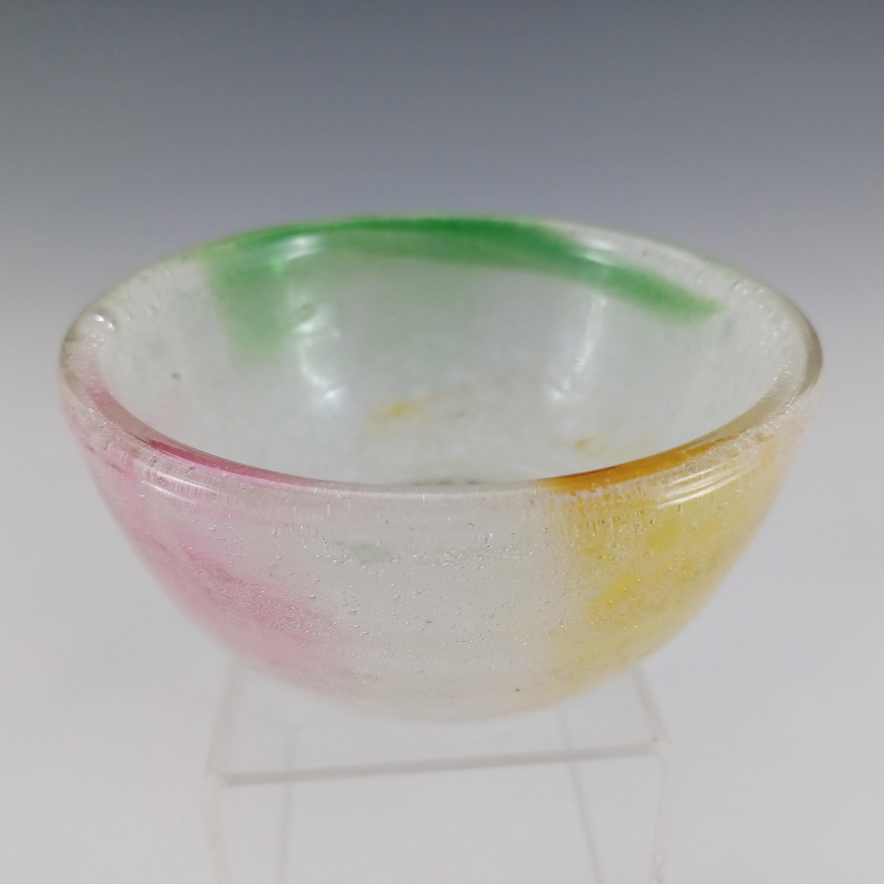 Fait main Stevens & Williams ? Bol en verre Bubbly Rainbow du milieu du siècle en vente