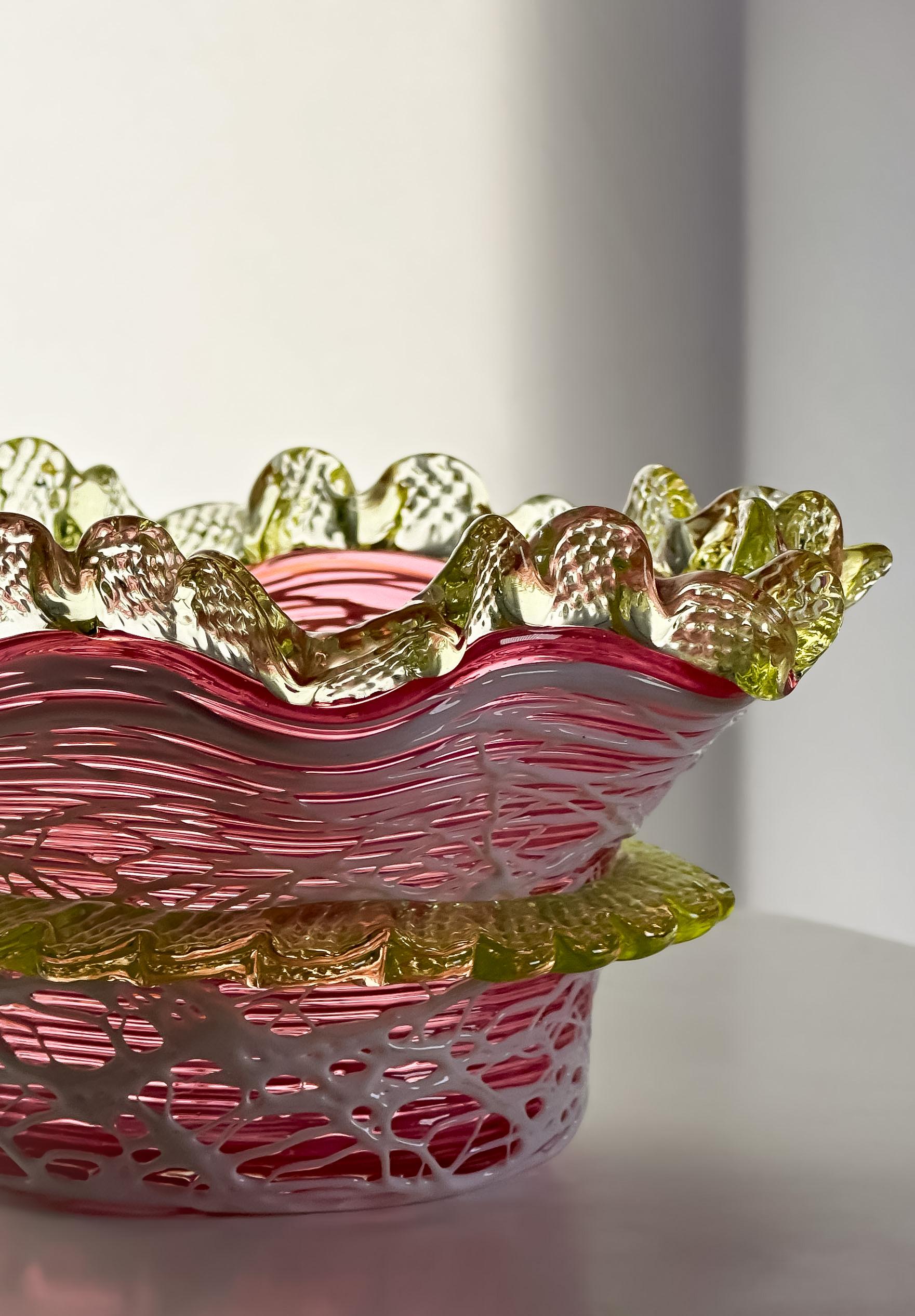 Stevens & Williams Victorian Cranberry and Uranium Glass Bowl, England 1890 In Good Condition In Glasgow, GB