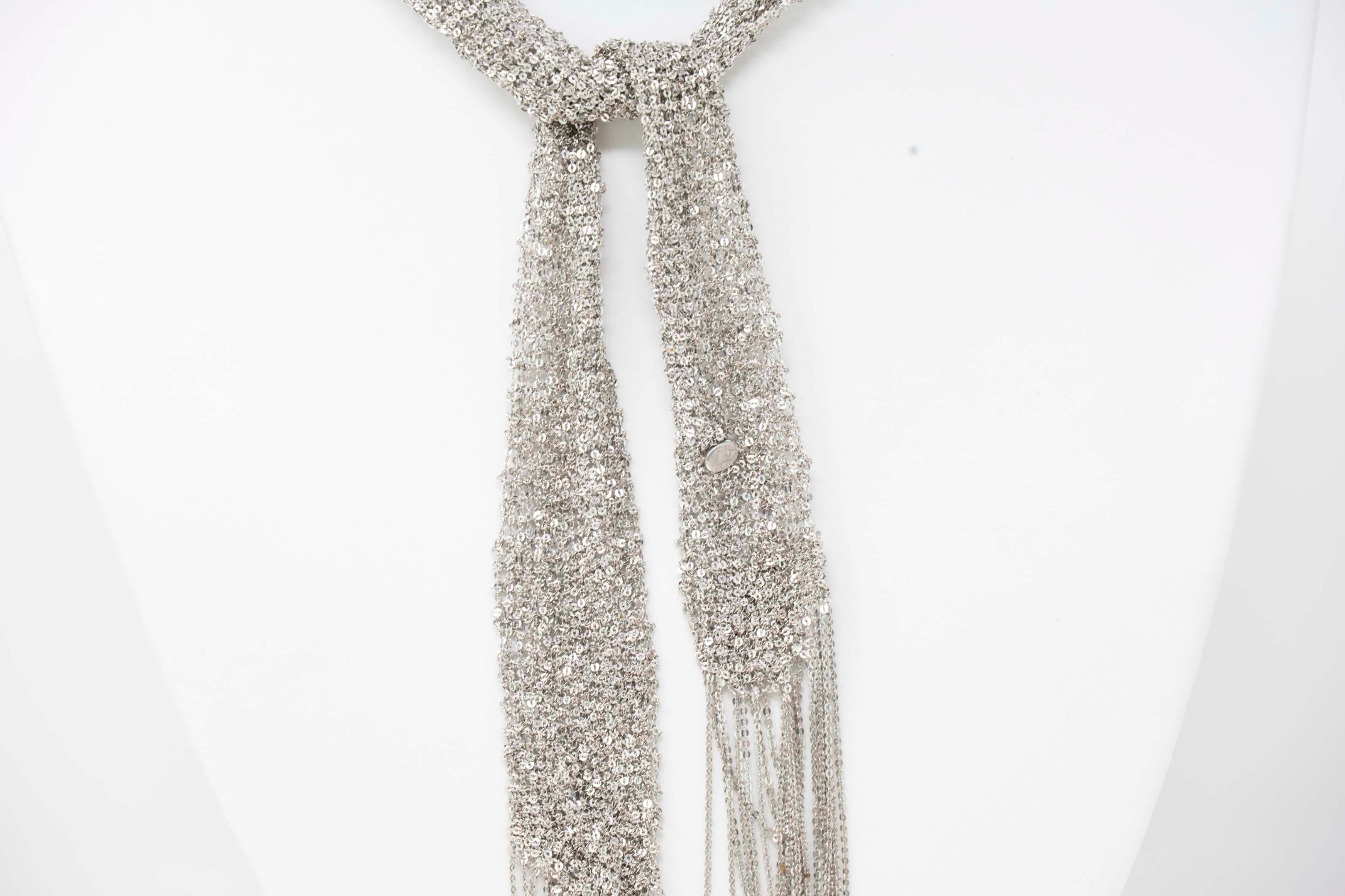 Zeitgenössischer handgewebter Netzschal aus oxidiertem Silber von Stevie Wren. Der Schal ist in ausgezeichnetem Zustand, misst 37 Zoll lang x 1 1/4 Zoll breit. Gestempelt 925, Italien und Monogramm S.
