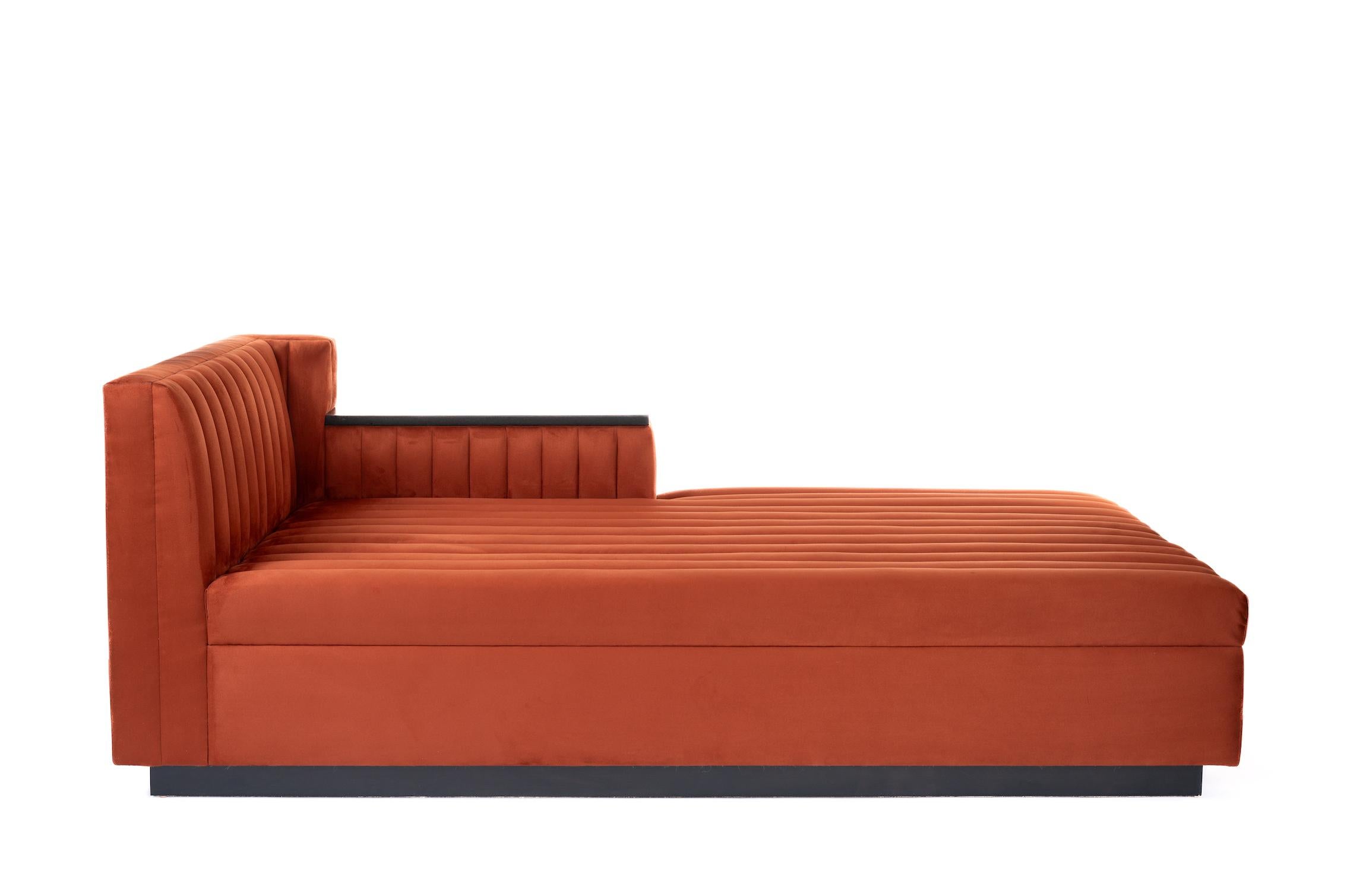 La chaise Stewart associe un savoir-faire raffiné à un confort luxueux, ce qui en fait l'endroit idéal pour se détendre avec un livre ou sa boisson préférée. Dotée d'un élégant capitonnage vertical et d'accoudoirs en chêne, cette chaise incarne un