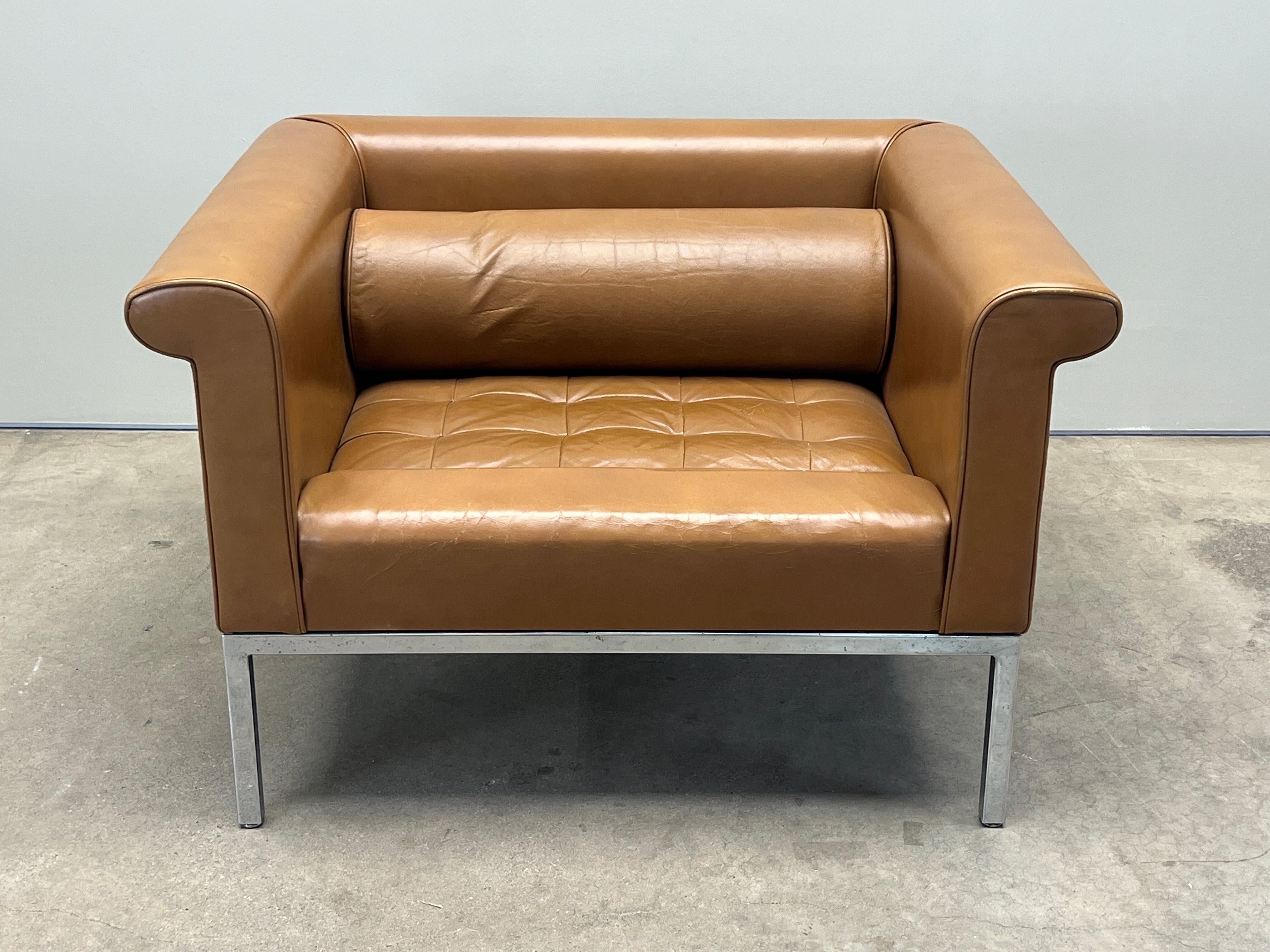 Un grand fauteuil club en cuir patiné d'origine conçu par Stewart MacDougall pour Carson Johnson. 