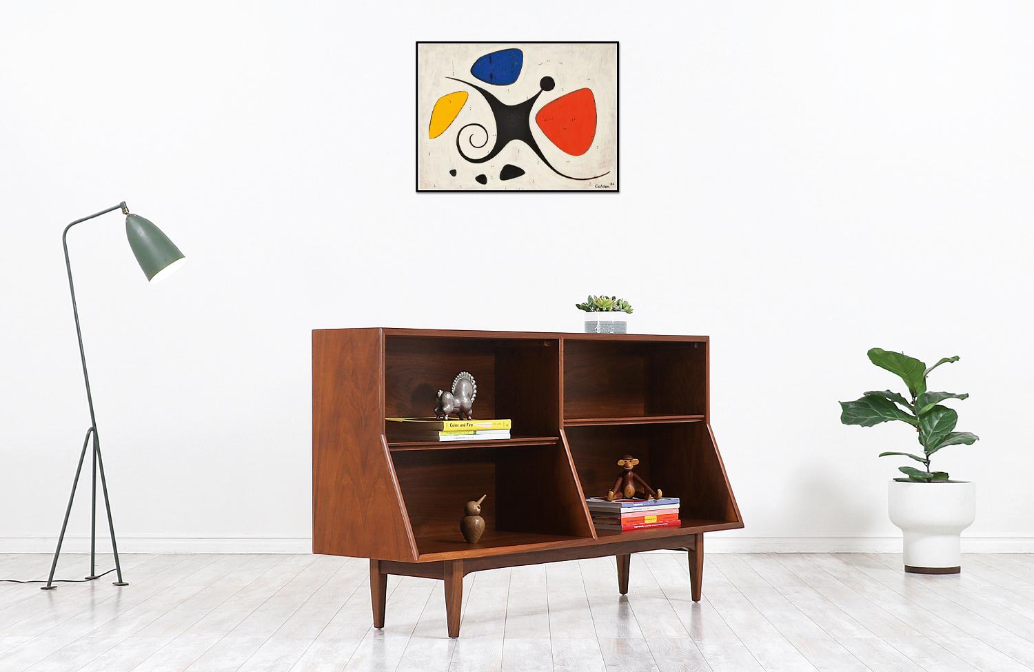 A must-have and Classic bookshelf designed by the famous American duo Kipp Stewart & Stewart MacDougall in collaboration with Drexel of North Carolina circa 1950s. This skillfully crafted walnut bookshelf features a versatile shelved interior with
