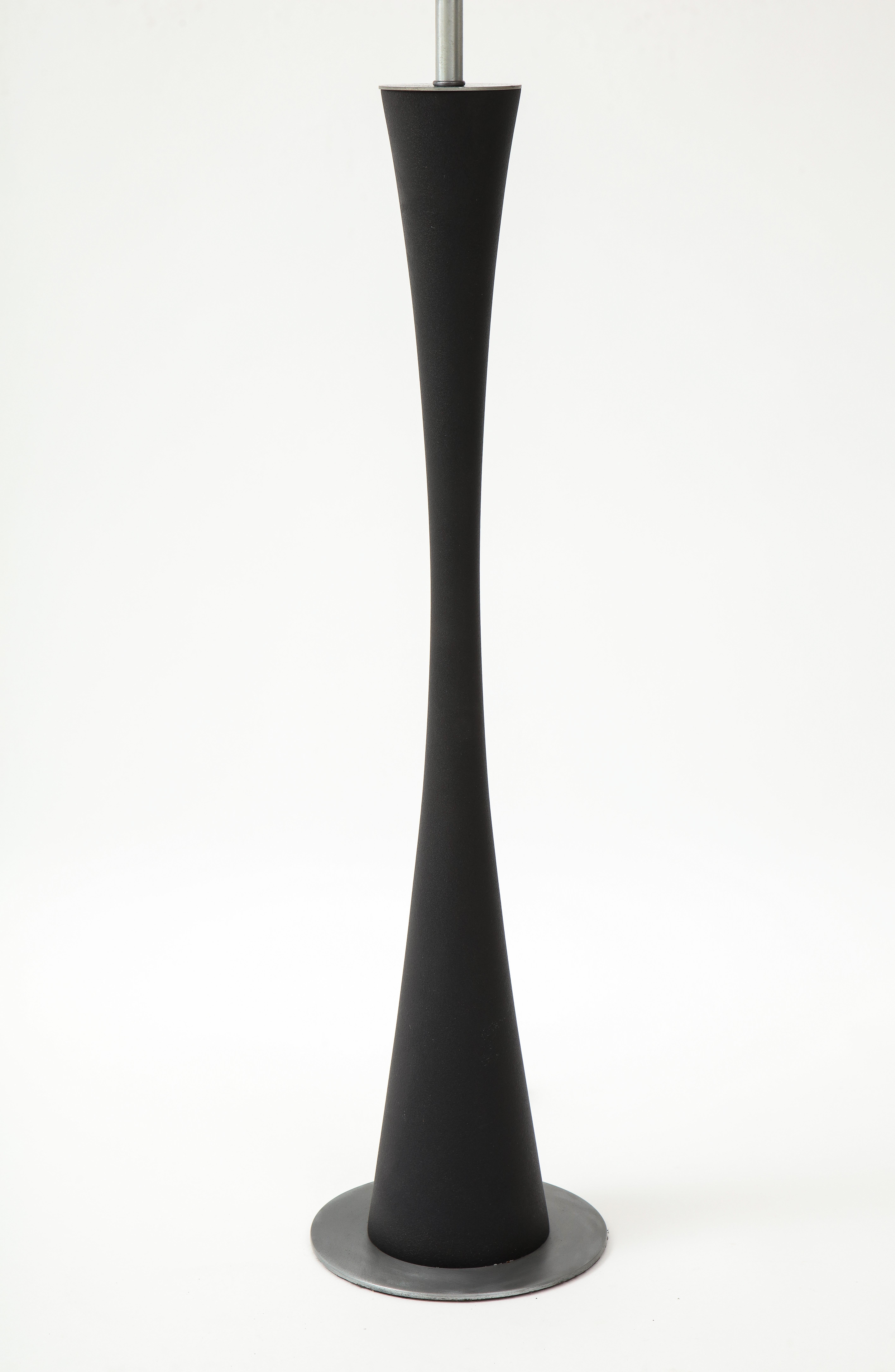 Lampada da tavolo alta in alluminio e smalto Mid-Century Modern del 1960 disegnata da Stewart Ross James per Hansen, in condizioni vintage, appena ricablata e pronta all'uso.