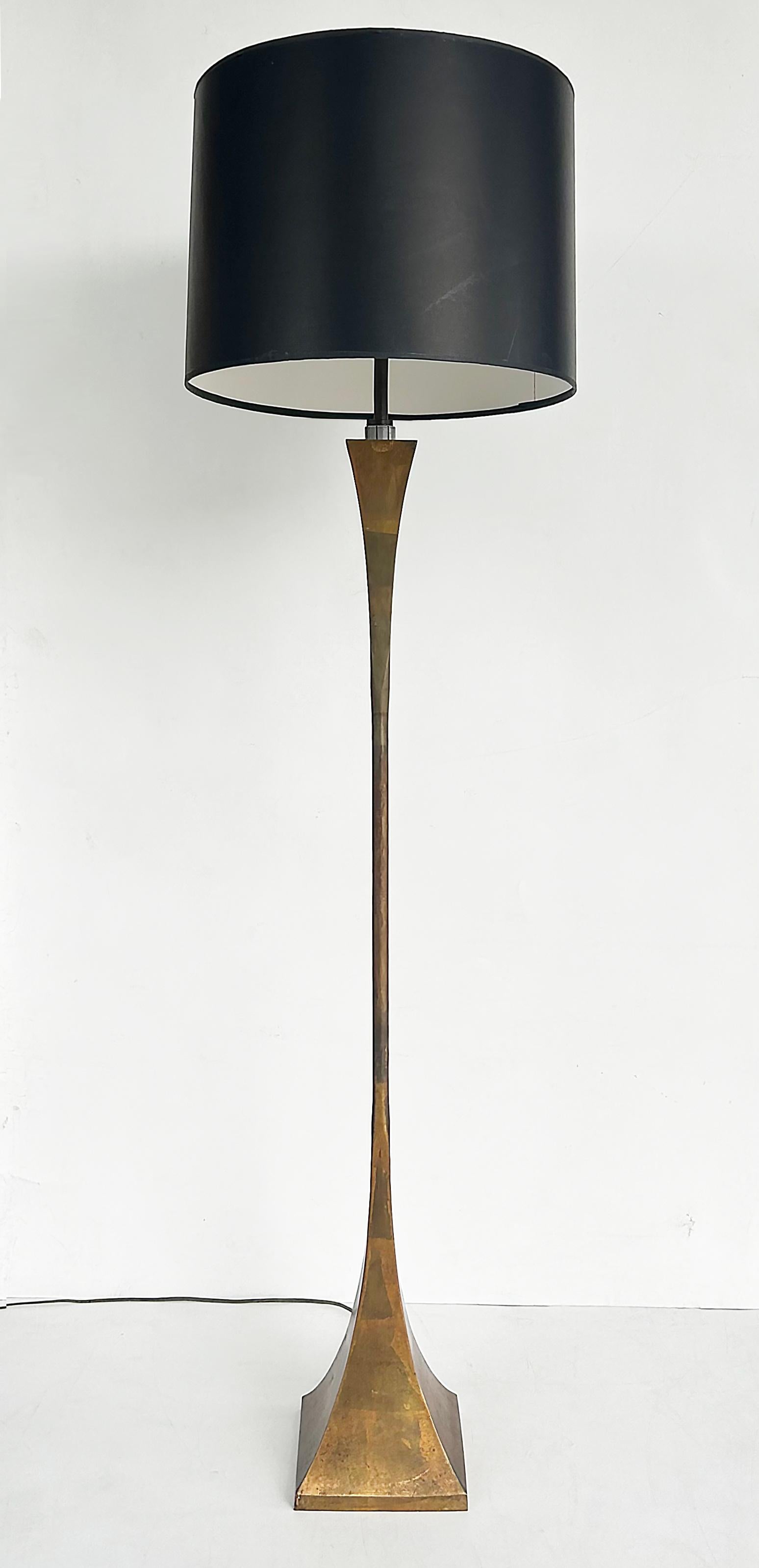 James Stewart Ross James, Hansen Lighting Co. Lampada da terra in bronzo dorato del metà del secolo scorso, anni '60

In vendita c'è una lampada da terra scultorea ed elegante disegnata da Stewart Ross James per la Hansen Lighting Company. La bella