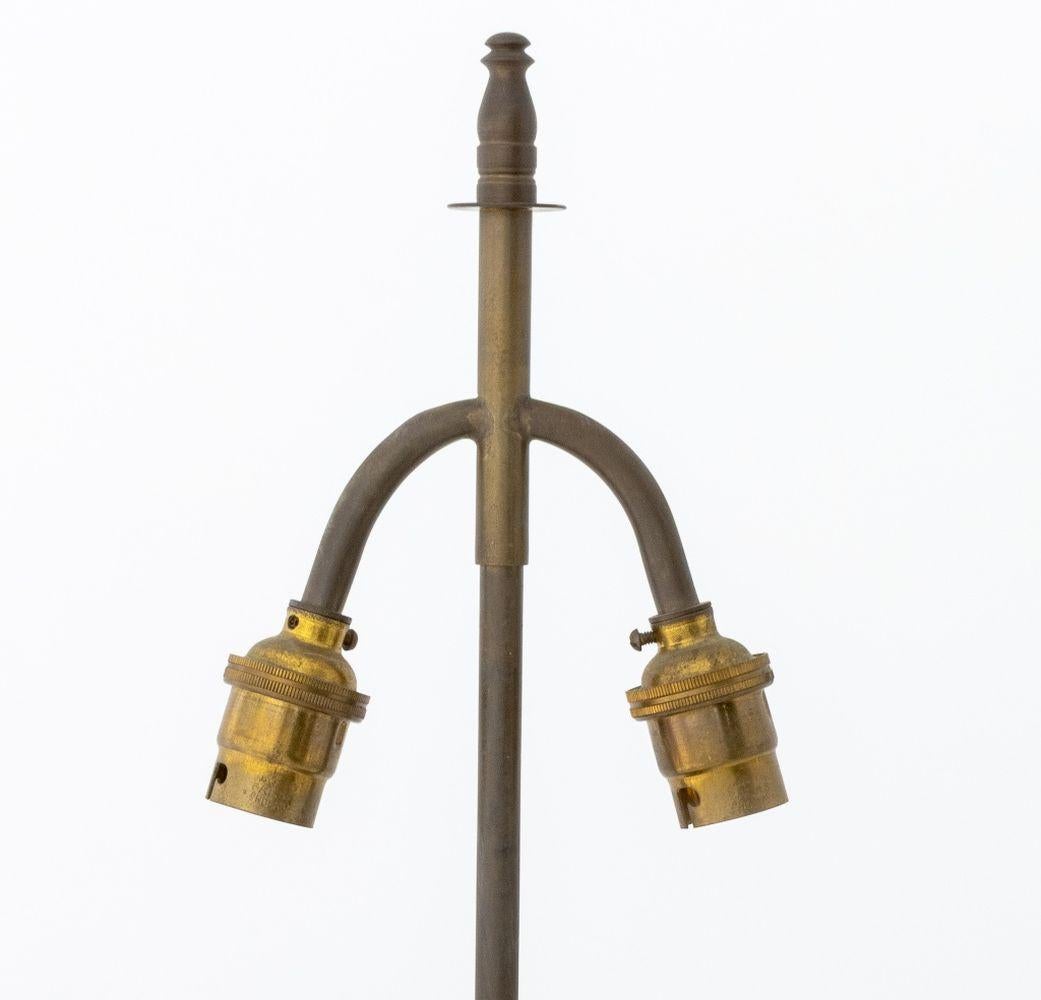 Lampe de table Stewart Ross James pour Hansen en bronze patiné vert-de-gris, vers 1960, surmontée d'une base en bois en gradins avec deux raccords d'ampoule. 30.25