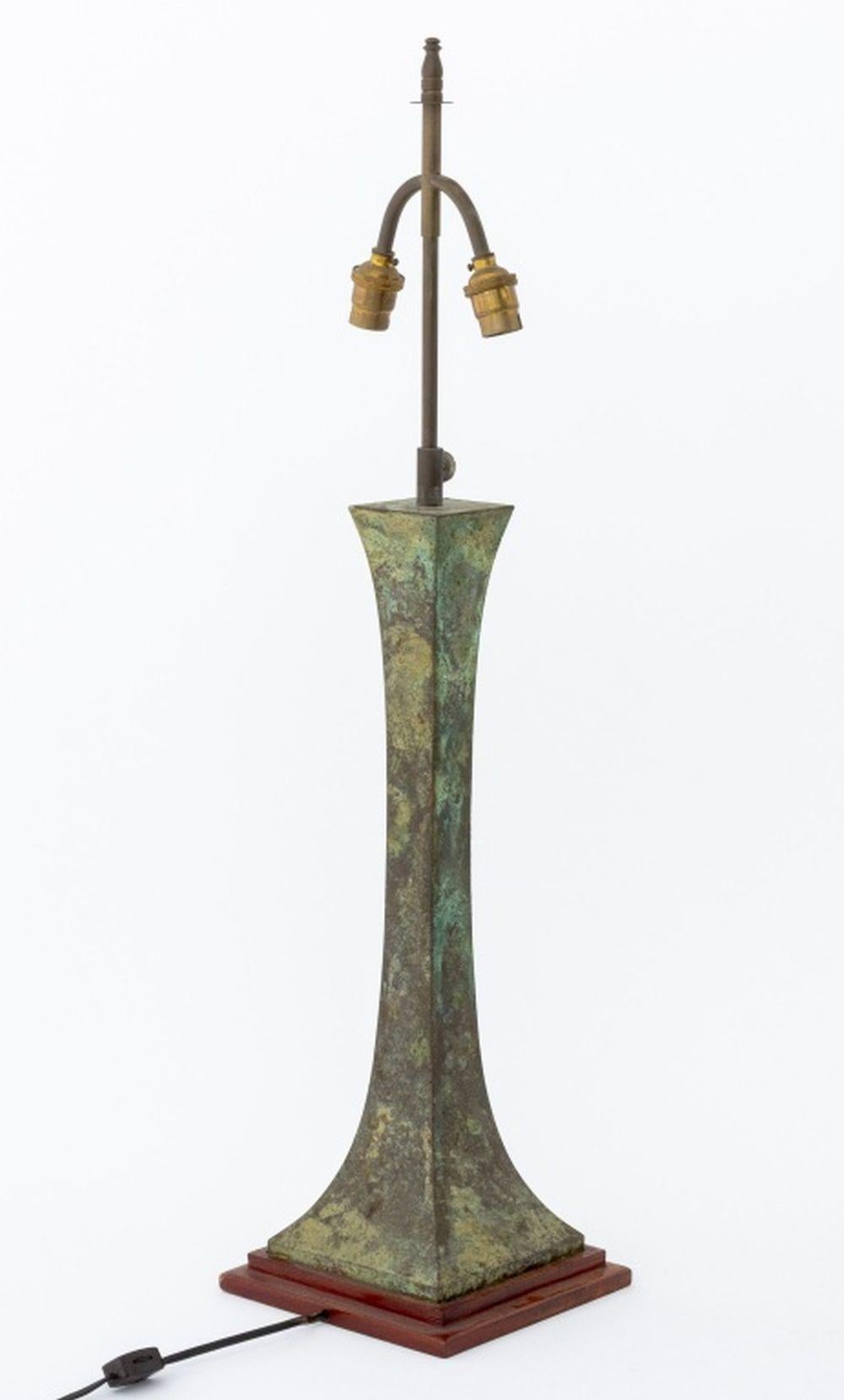 Patiné Lampe à poser en bronze vert Stewart Ross James en vente