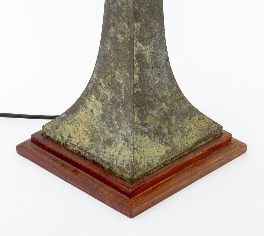 Milieu du XXe siècle Lampe à poser en bronze vert Stewart Ross James en vente