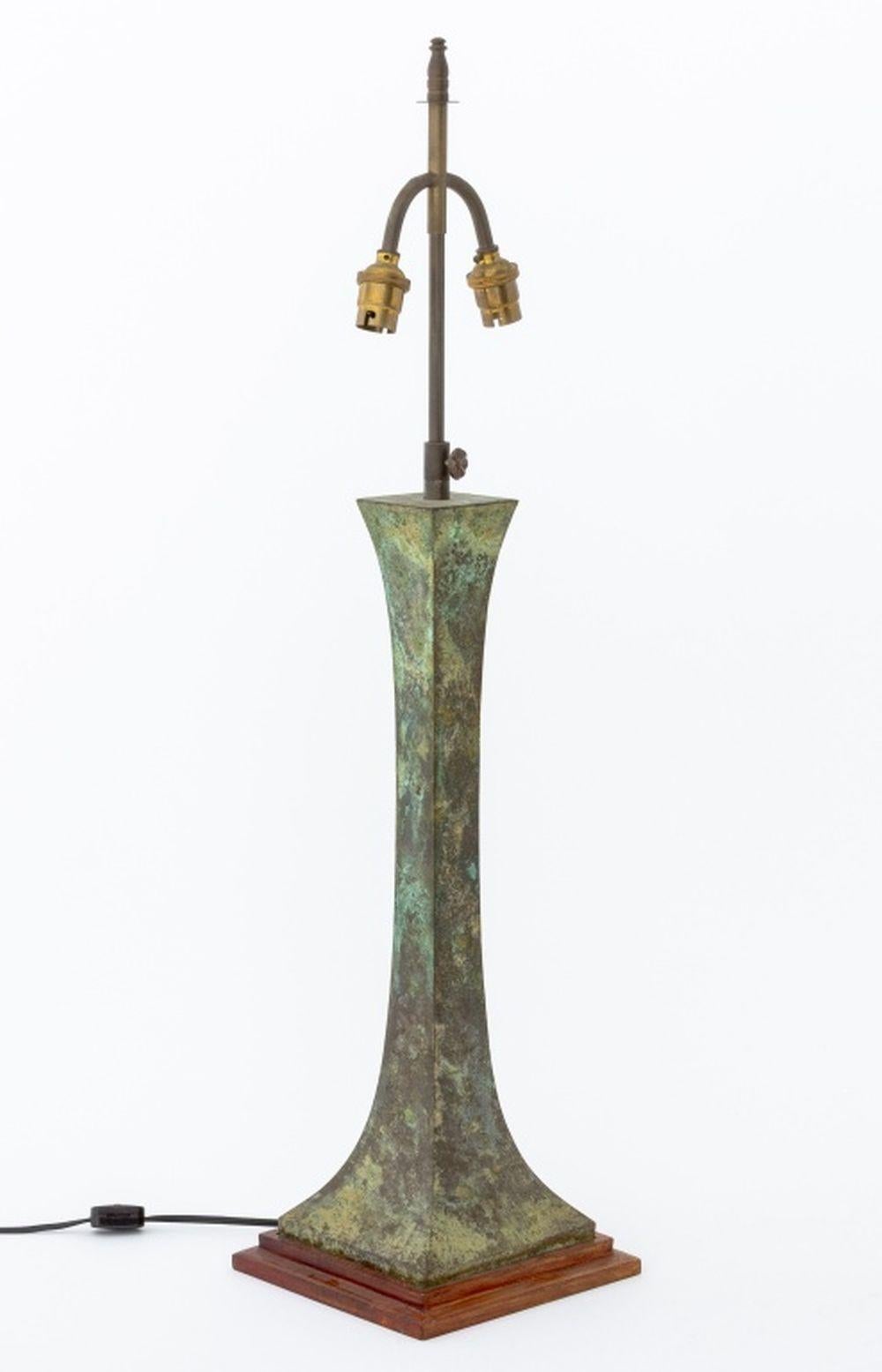 Bronze Lampe à poser en bronze vert Stewart Ross James en vente