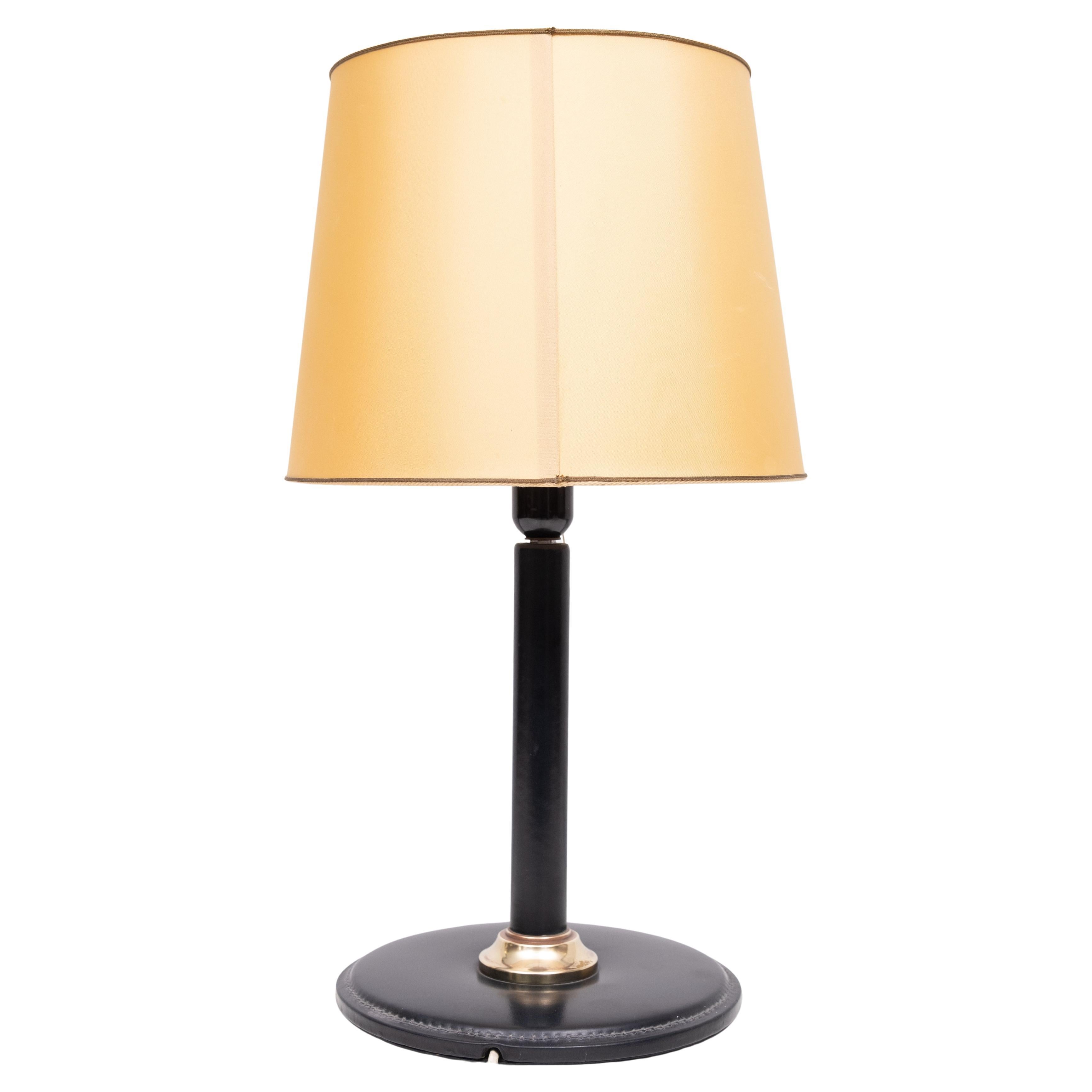 Very nice Black leather Table lamp . comes with a light Gold color 
shade . One large E27 bulb needed . Pull down switch . 