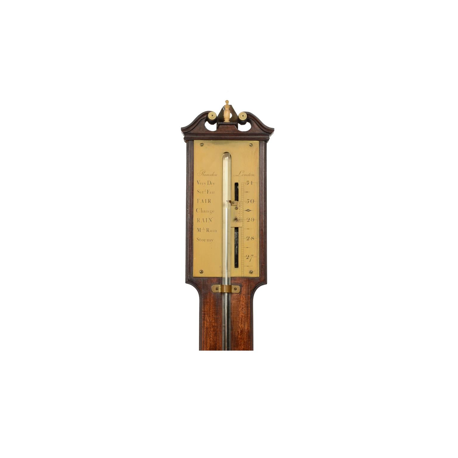 Stabbarometer auf einem Mahagonibrett mit Nonius zur Ablesung der Luftdruckschwankungen, signiert von Jess Ramsden, Ende des 18. Jahrhunderts. 
Sehr guter Zustand, voll funktionsfähig. Höhe 100 cm.
Zur Sicherheit während des Transports wird das