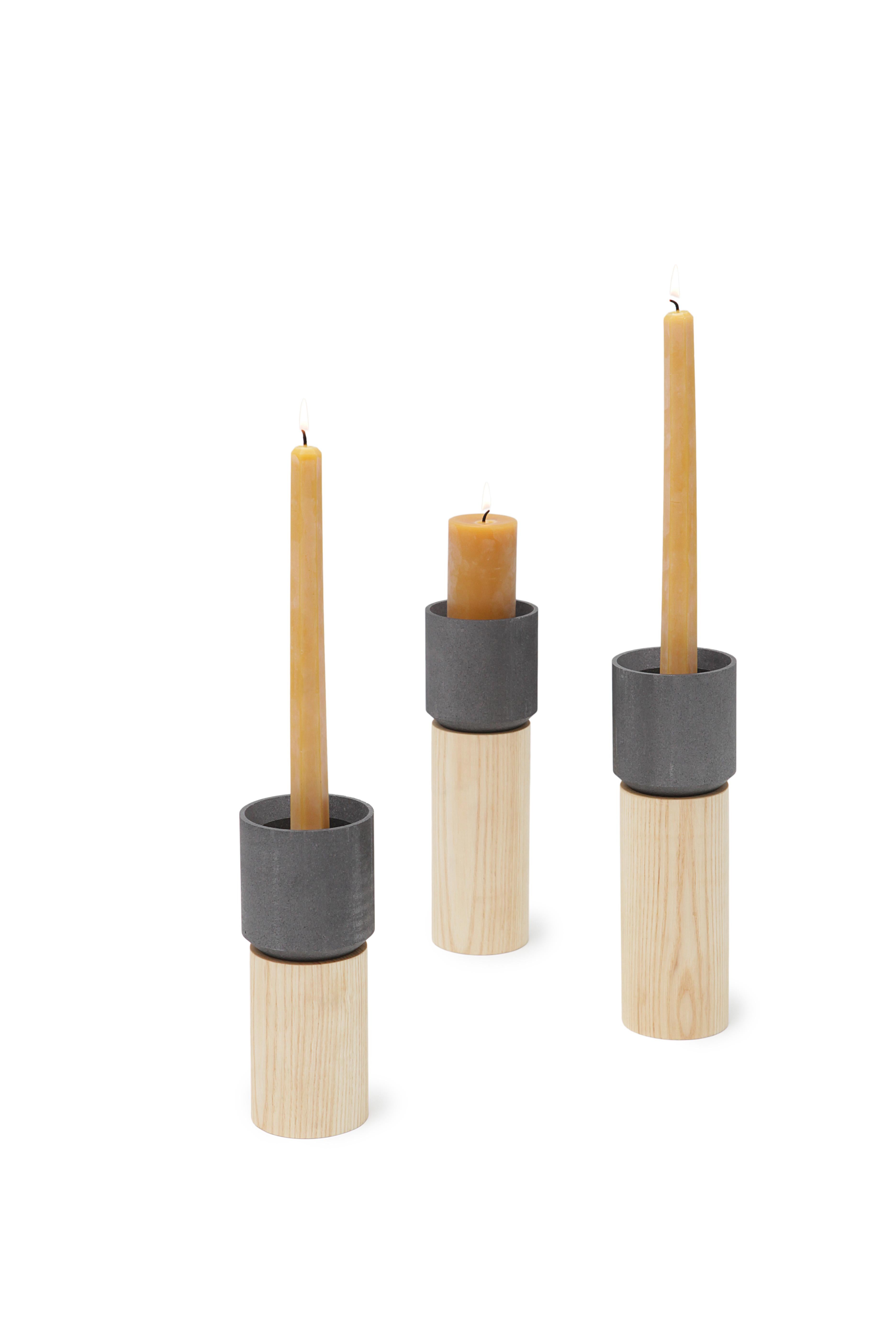 Stick Kerzenhalter Klein Modern Zeitgenössisch Graphit Sockel Kerzenleuchter (Gebeizt) im Angebot