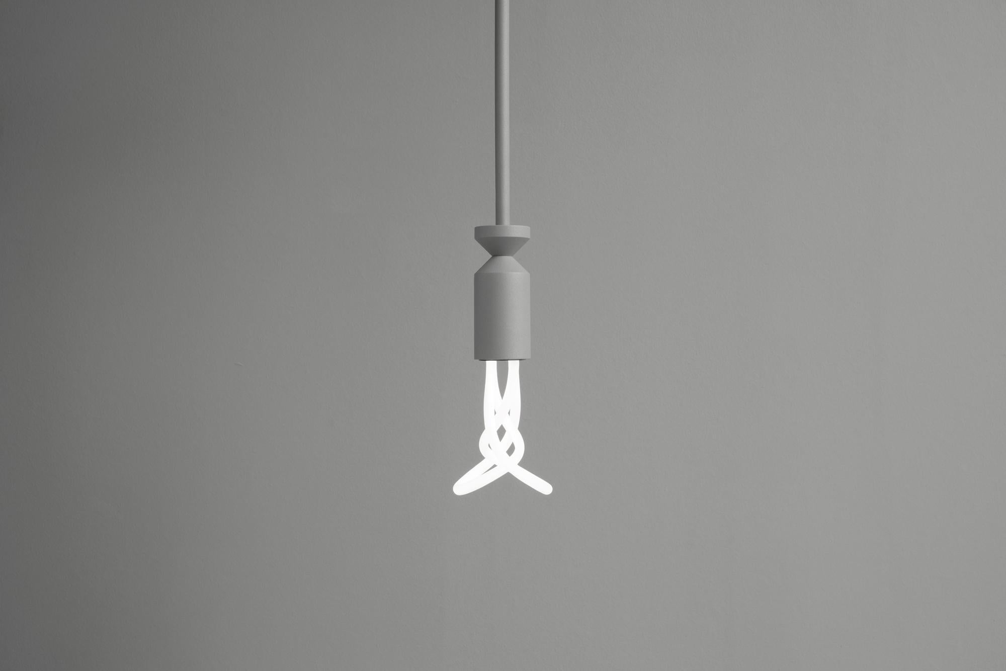 Verniciatura a polvere Lampada a sospensione Stick Grey di +kouple in vendita