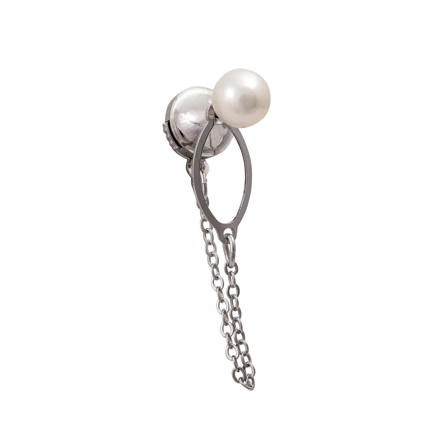 Stick pin set with a cultured pearl. WG 14K.

