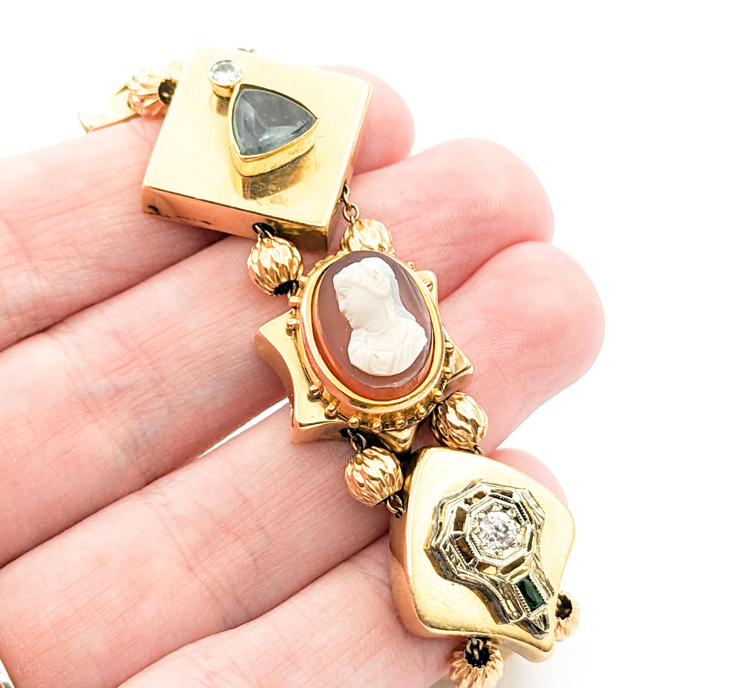 Moderne Bracelet de pierres précieuses en or jaune, diamants, émeraudes, rubis et perles, Stick Pin Slide en vente