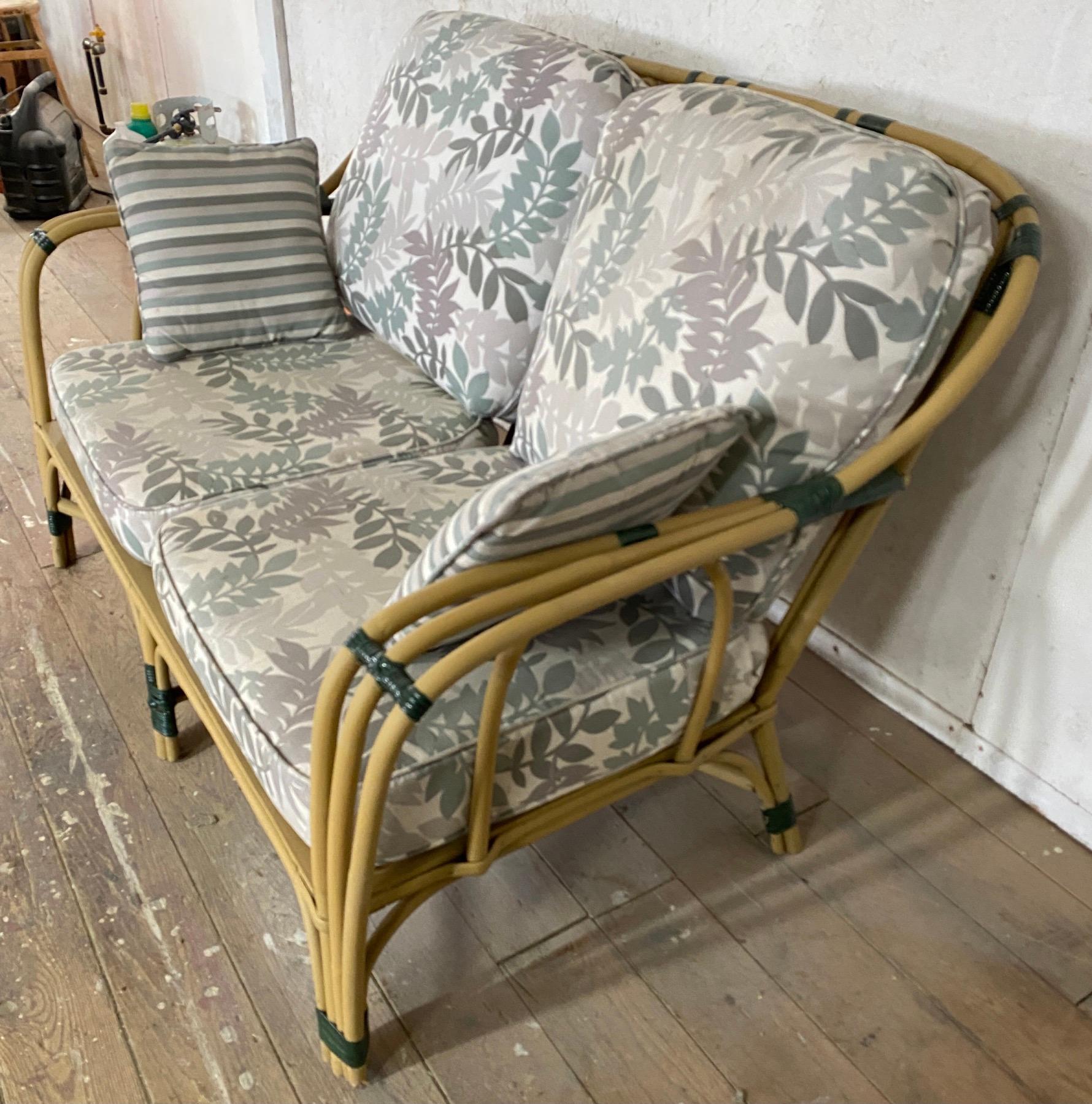 Ensemble de sièges de porche ou de patio en osier bâton Bon état - En vente à Sheffield, MA