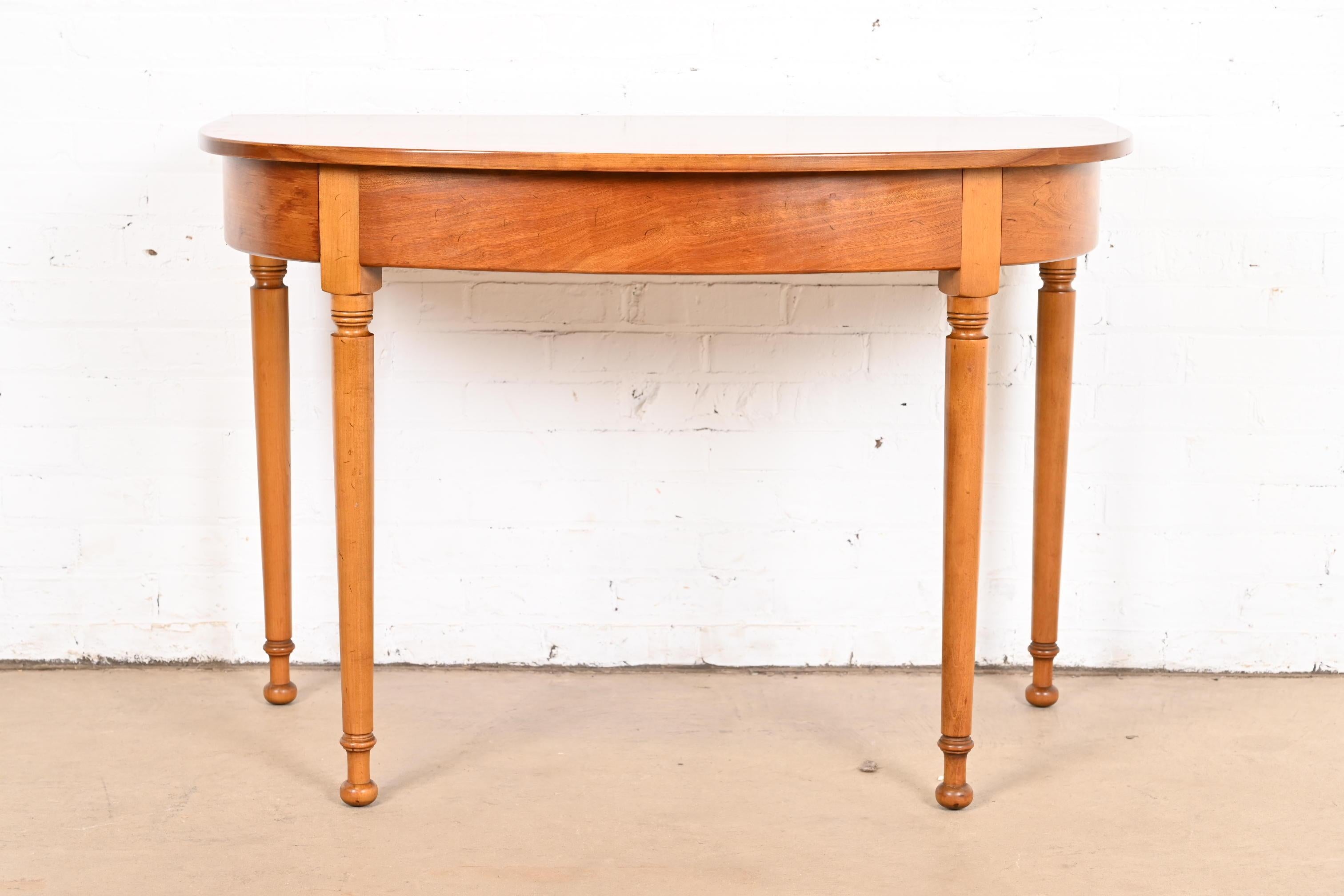 A gorgeous American Colonial style demilune console table or entry table

By L. & J.G. Stickley

USA, Circa 1960s

Measures: 44