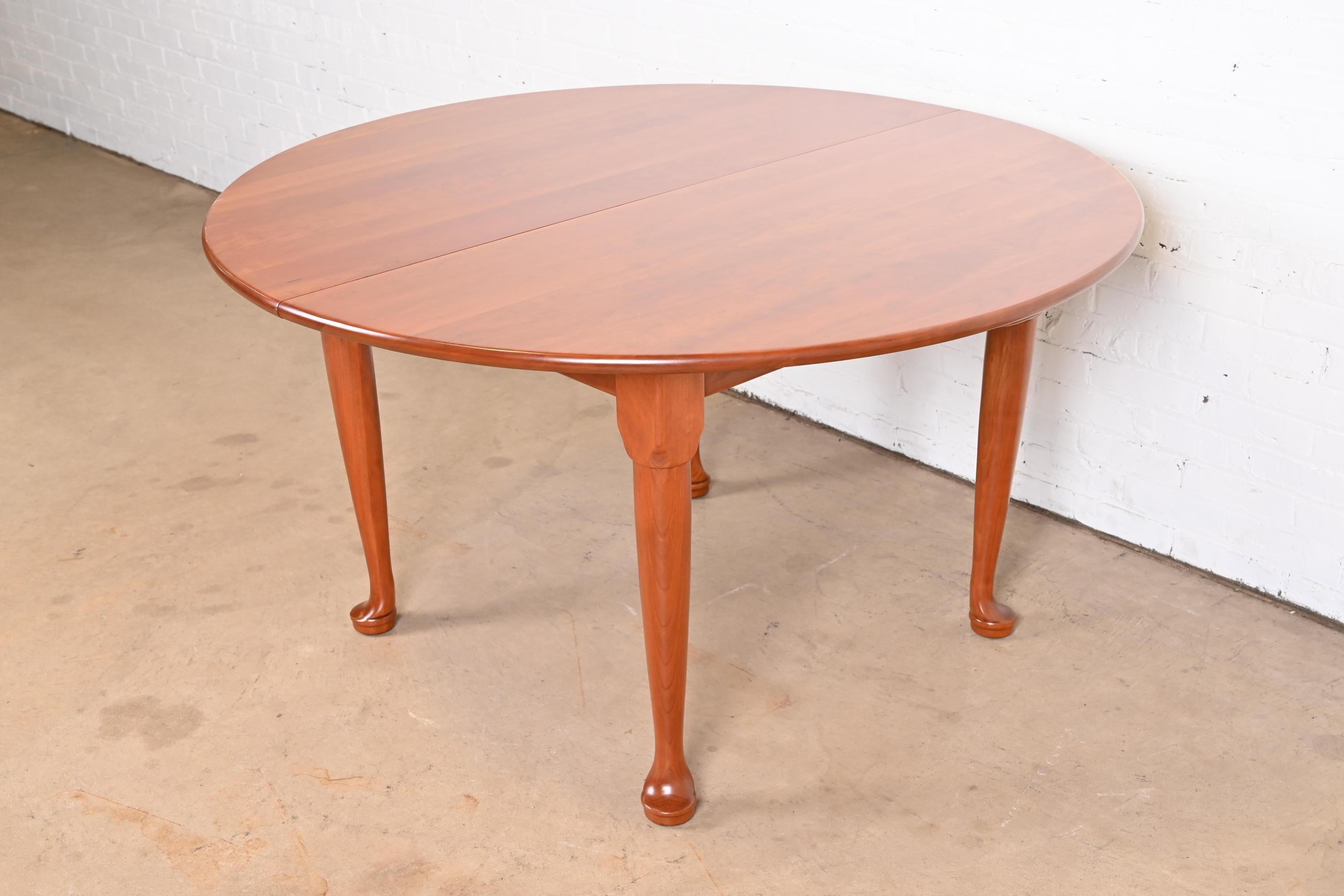 Table de salle à manger à rallonge en bois de cerisier de style colonial américain Stickley, nouvellement revernie en vente 4