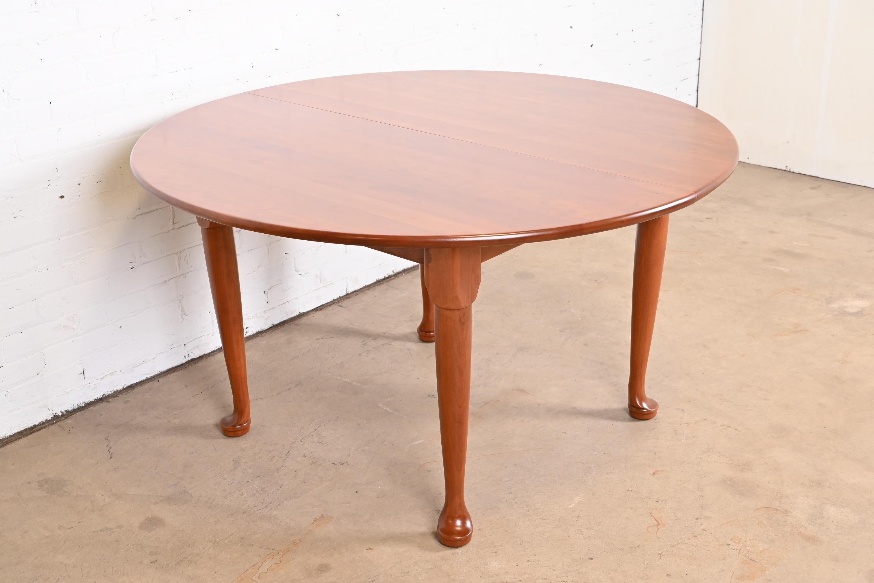 Table de salle à manger à rallonge en bois de cerisier de style colonial américain Stickley, nouvellement revernie en vente 6