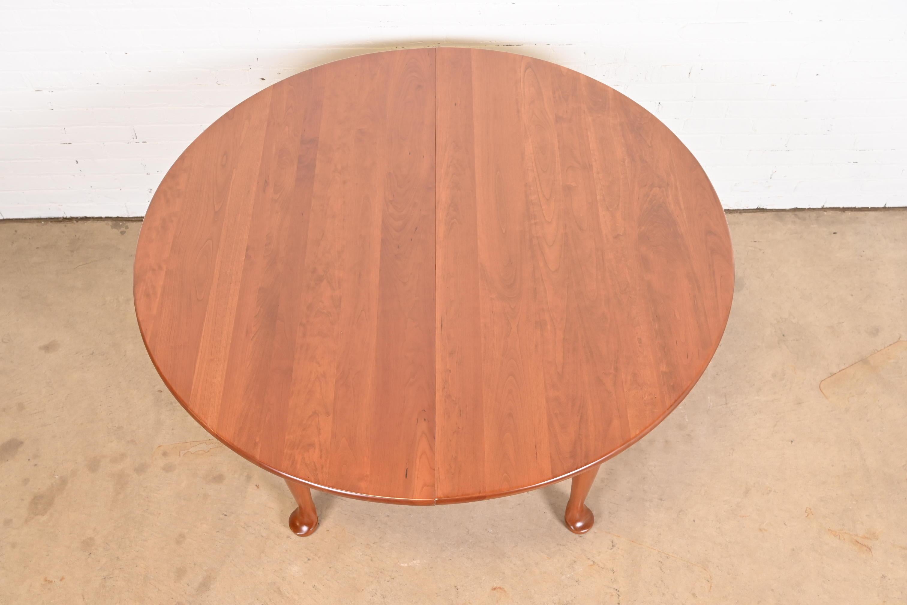 Table de salle à manger à rallonge en bois de cerisier de style colonial américain Stickley, nouvellement revernie en vente 8